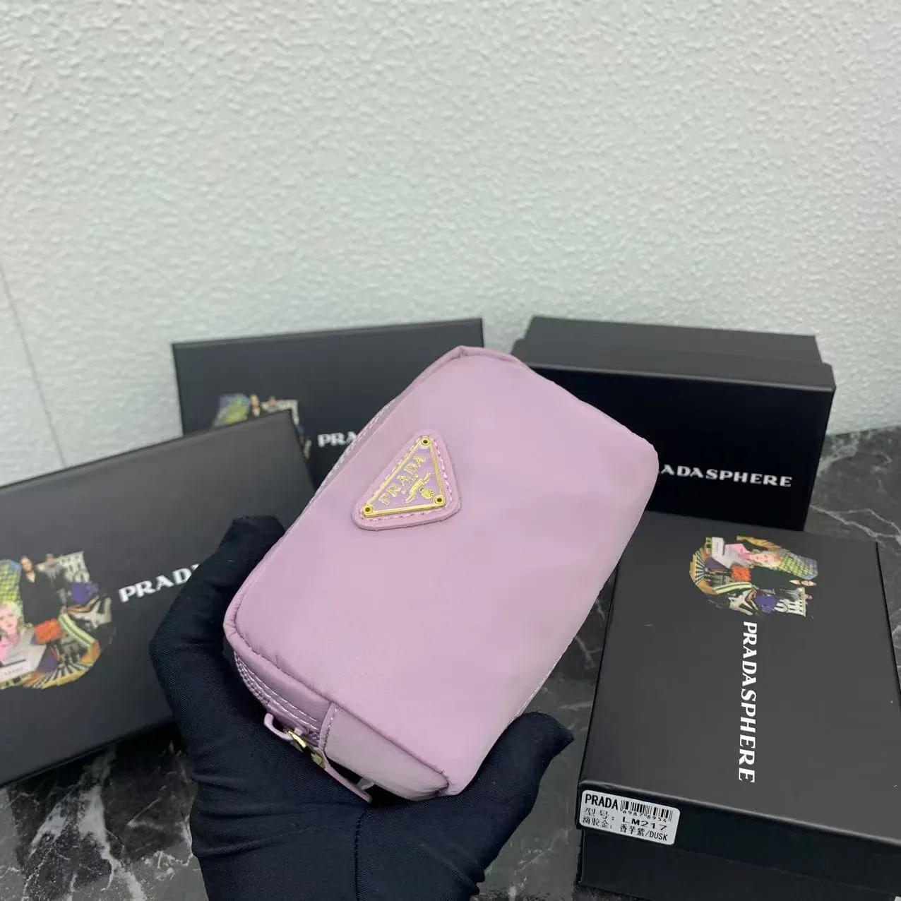 💰150PRADA Prada official new model is shipped simultaneously, enamel-coated triangular metal logo zipper closure, nylon cosmetic bag, regular women's model ✌✌✌ Special quality from the product cabinet, physical shooting [strong]! Model: Original quality Leather: Original Color: black gold buckle, black silver buckle, red, plum red, pink, sky blue, apricot, green, lavender purple, size 12㎝*3.5㎝*8㎝, model LM217