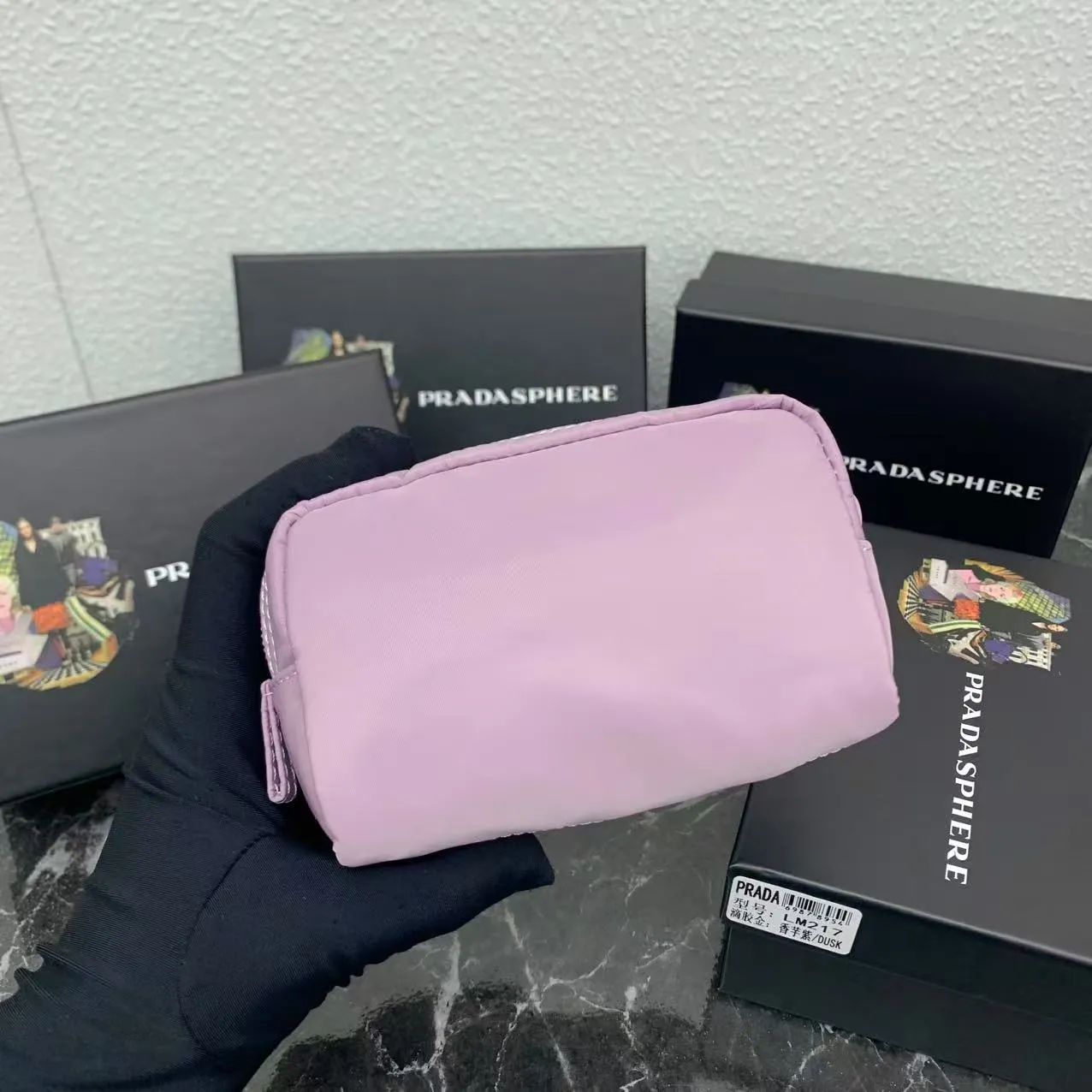💰150PRADA Prada official new model is shipped simultaneously, enamel-coated triangular metal logo zipper closure, nylon cosmetic bag, regular women's model ✌✌✌ Special quality from the product cabinet, physical shooting [strong]! Model: Original quality Leather: Original Color: black gold buckle, black silver buckle, red, plum red, pink, sky blue, apricot, green, lavender purple, size 12㎝*3.5㎝*8㎝, model LM217