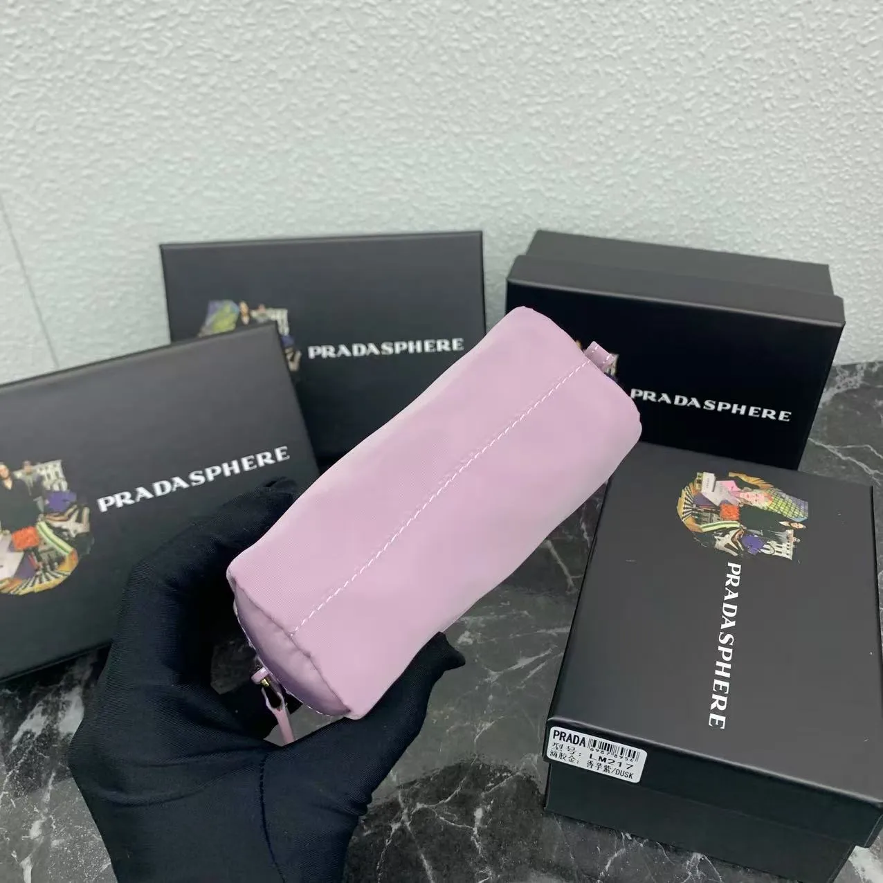 💰150PRADA Prada official new model is shipped simultaneously, enamel-coated triangular metal logo zipper closure, nylon cosmetic bag, regular women's model ✌✌✌ Special quality from the product cabinet, physical shooting [strong]! Model: Original quality Leather: Original Color: black gold buckle, black silver buckle, red, plum red, pink, sky blue, apricot, green, lavender purple, size 12㎝*3.5㎝*8㎝, model LM217