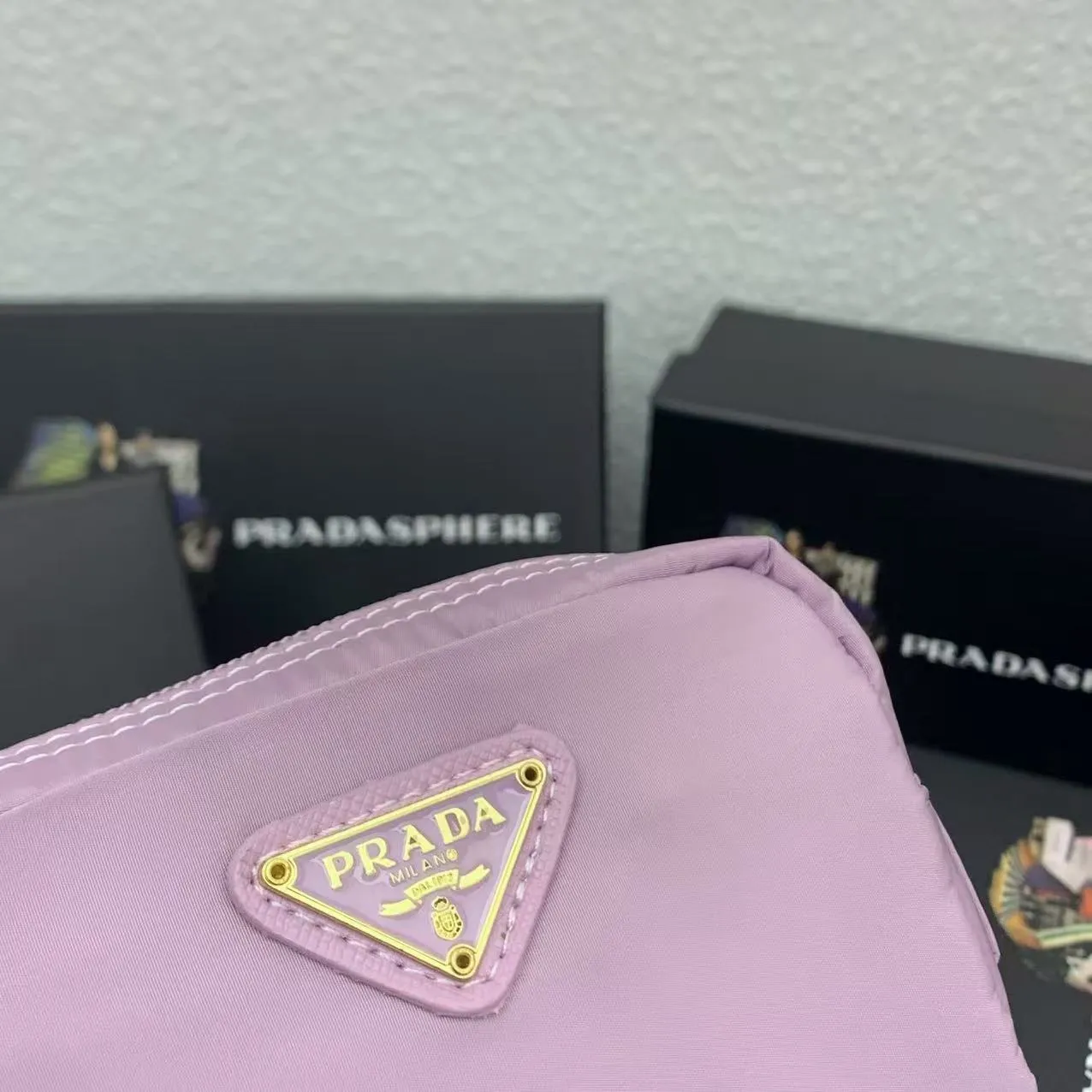 💰150PRADA Prada official new model is shipped simultaneously, enamel-coated triangular metal logo zipper closure, nylon cosmetic bag, regular women's model ✌✌✌ Special quality from the product cabinet, physical shooting [strong]! Model: Original quality Leather: Original Color: black gold buckle, black silver buckle, red, plum red, pink, sky blue, apricot, green, lavender purple, size 12㎝*3.5㎝*8㎝, model LM217
