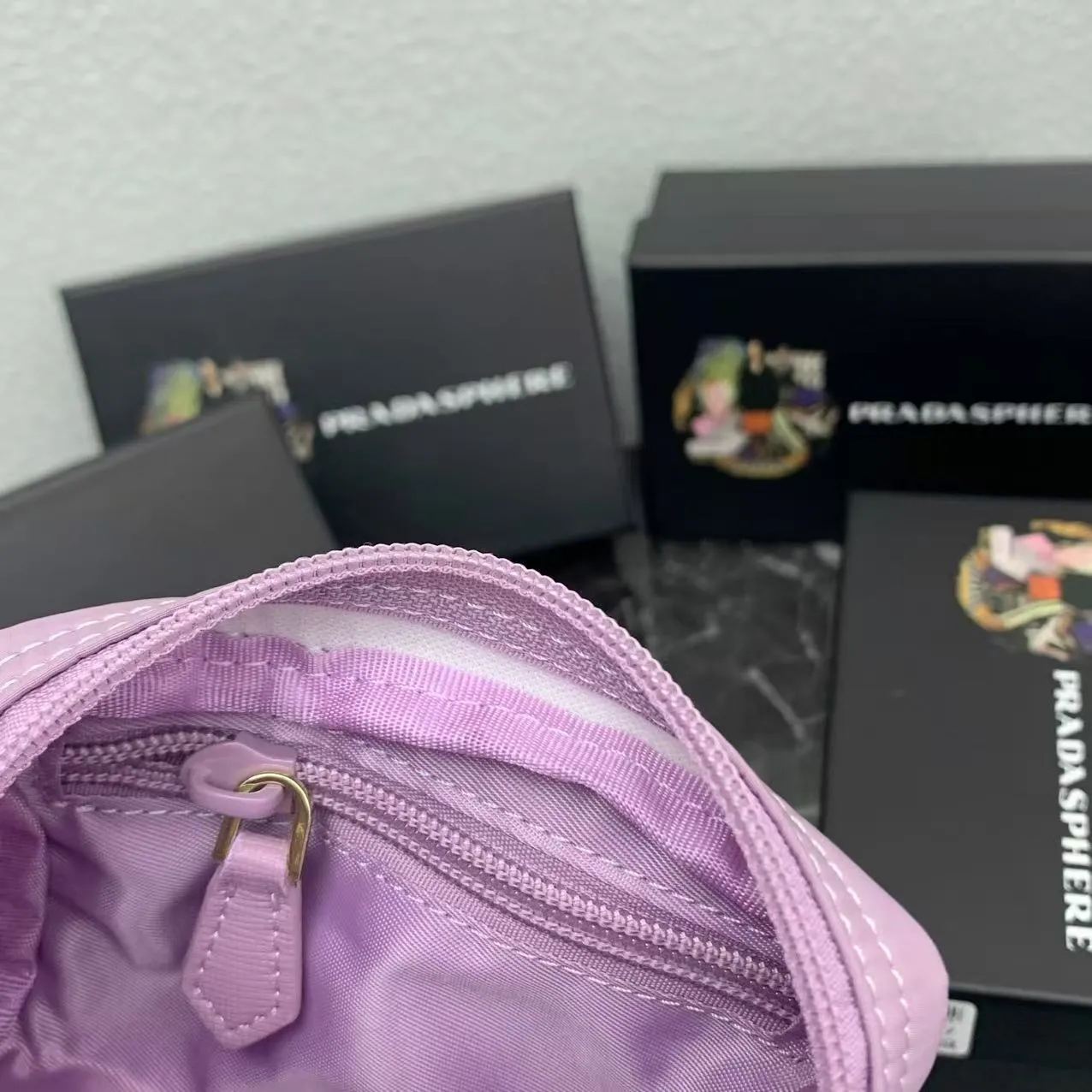 💰150PRADA Prada official new model is shipped simultaneously, enamel-coated triangular metal logo zipper closure, nylon cosmetic bag, regular women's model ✌✌✌ Special quality from the product cabinet, physical shooting [strong]! Model: Original quality Leather: Original Color: black gold buckle, black silver buckle, red, plum red, pink, sky blue, apricot, green, lavender purple, size 12㎝*3.5㎝*8㎝, model LM217
