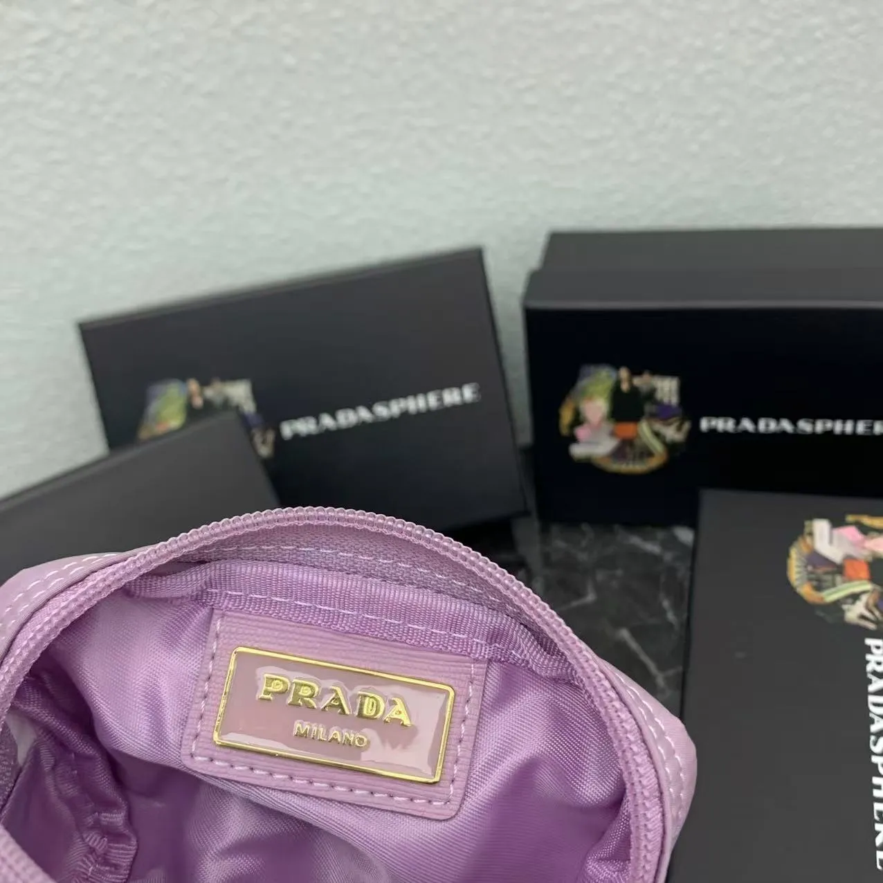 💰150PRADA Prada official new model is shipped simultaneously, enamel-coated triangular metal logo zipper closure, nylon cosmetic bag, regular women's model ✌✌✌ Special quality from the product cabinet, physical shooting [strong]! Model: Original quality Leather: Original Color: black gold buckle, black silver buckle, red, plum red, pink, sky blue, apricot, green, lavender purple, size 12㎝*3.5㎝*8㎝, model LM217