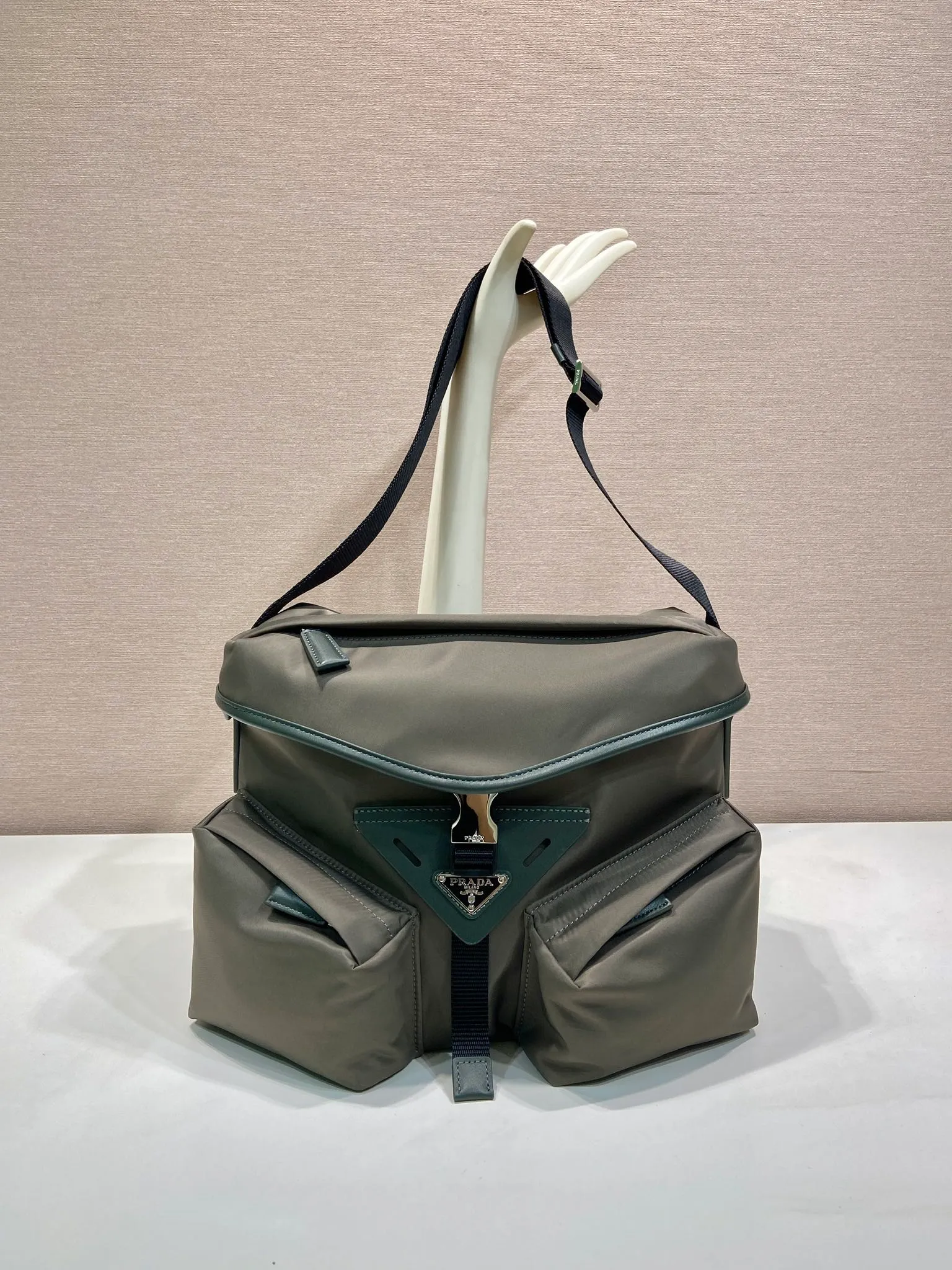 💰1320🎉New men's bag🎉2VD062 crossbody bag🎉🎉 This crossbody bag is made of imported nylon fabric and top-grade hardware. It features 2 zippered pockets on the front, a flap buckle, and a long adjustable shoulder strap. Large capacity space and many compartments. It is practical and elegant, hurry up and get it, it is another popular style that will never go out of style🎉🎉 Length 29x Height 23x Bottom 15cm🎉🎉🎉👏👏👏