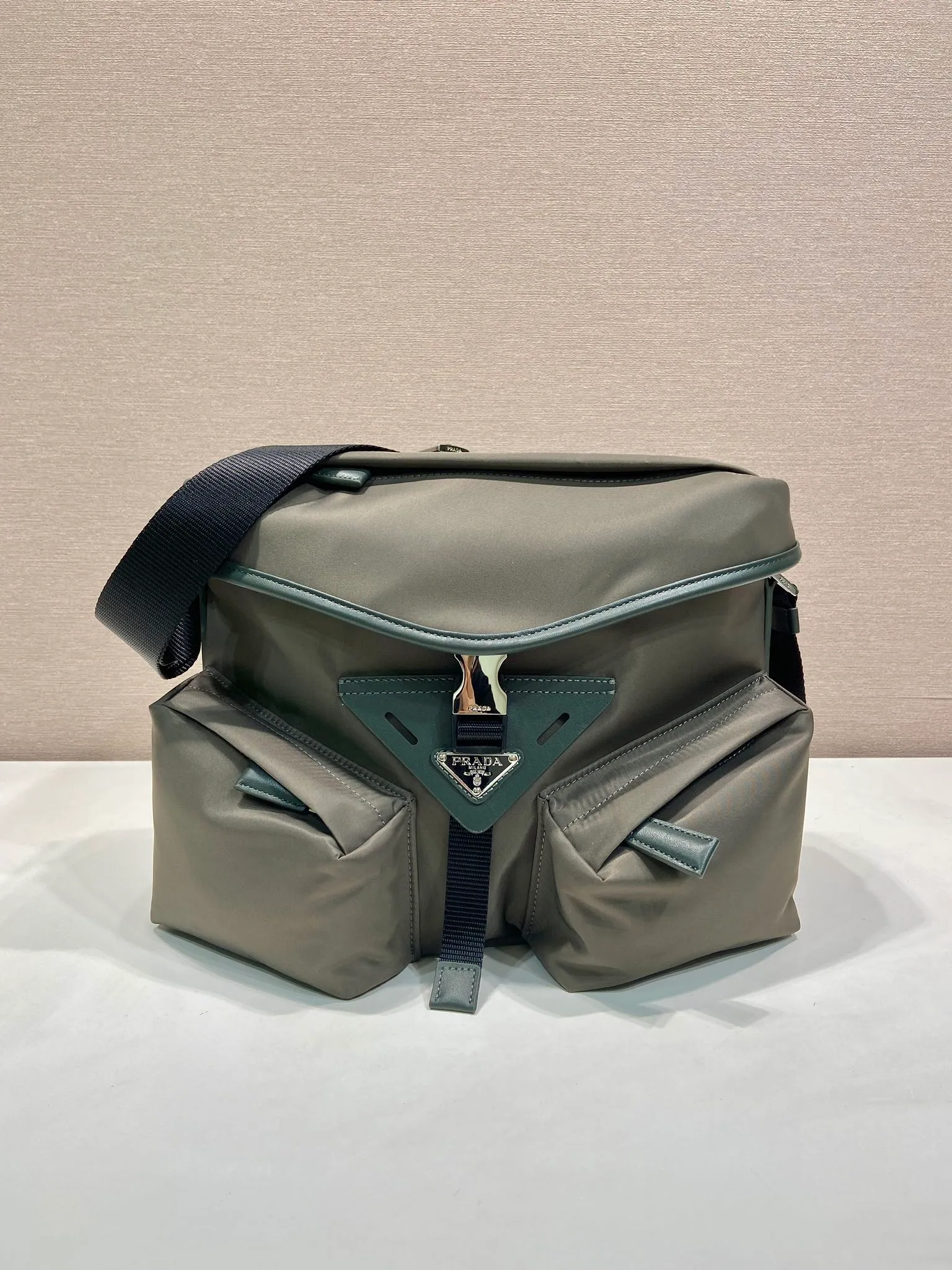 💰1320🎉New men's bag🎉2VD062 crossbody bag🎉🎉 This crossbody bag is made of imported nylon fabric and top-grade hardware. It features 2 zippered pockets on the front, a flap buckle, and a long adjustable shoulder strap. Large capacity space and many compartments. It is practical and elegant, hurry up and get it, it is another popular style that will never go out of style🎉🎉 Length 29x Height 23x Bottom 15cm🎉🎉🎉👏👏👏
