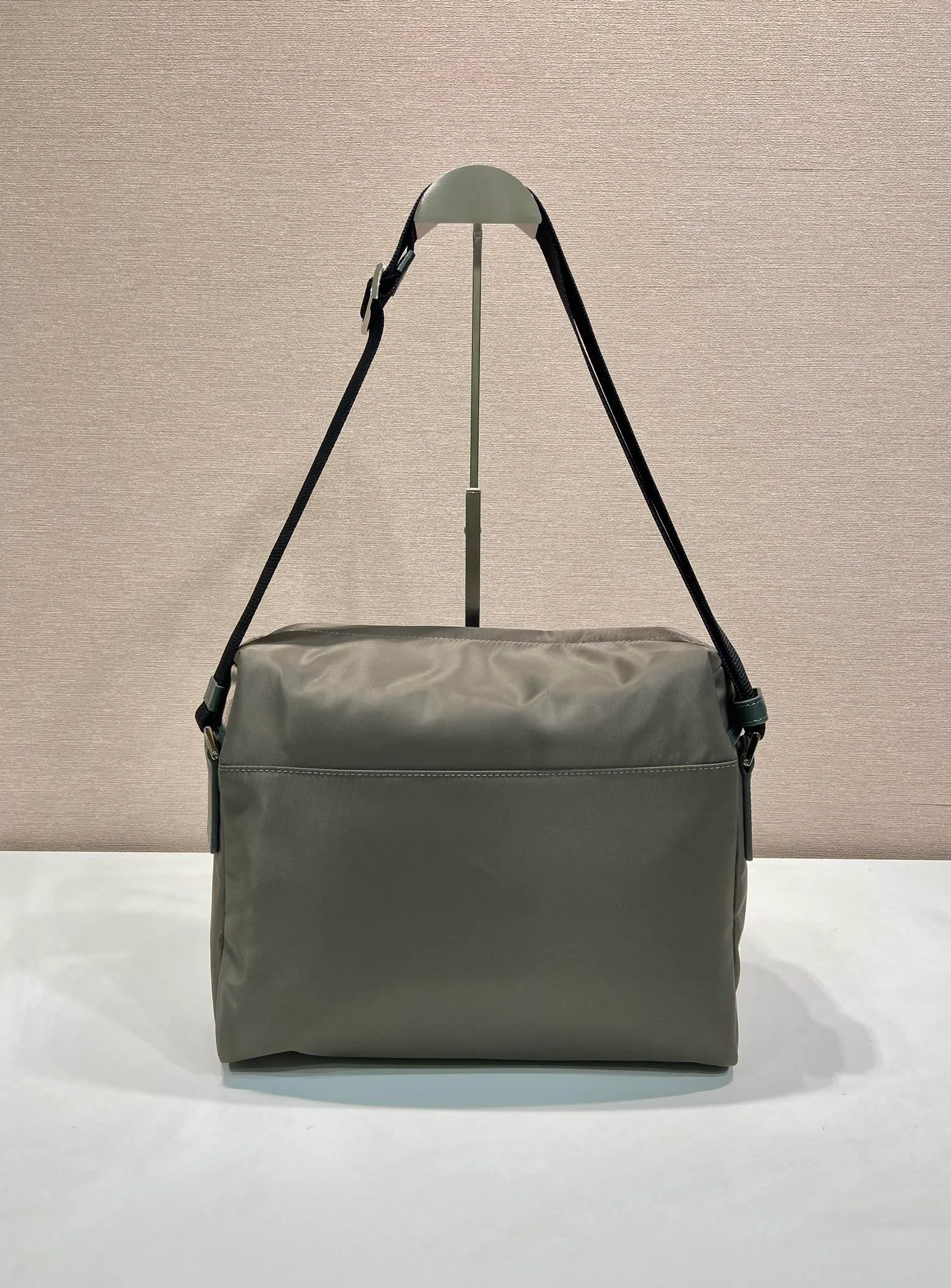 💰1320🎉New men's bag🎉2VD062 crossbody bag🎉🎉 This crossbody bag is made of imported nylon fabric and top-grade hardware. It features 2 zippered pockets on the front, a flap buckle, and a long adjustable shoulder strap. Large capacity space and many compartments. It is practical and elegant, hurry up and get it, it is another popular style that will never go out of style🎉🎉 Length 29x Height 23x Bottom 15cm🎉🎉🎉👏👏👏