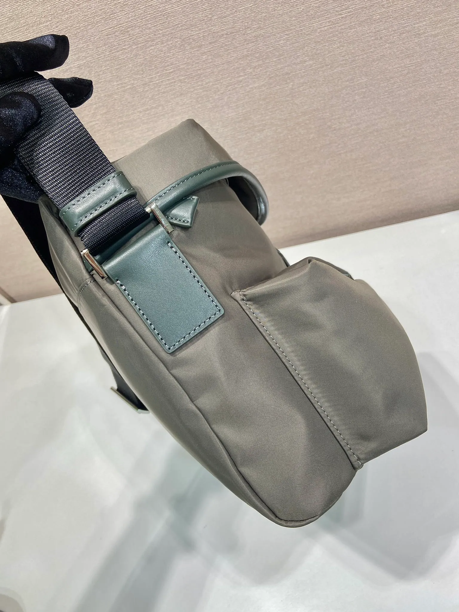 💰1320🎉New men's bag🎉2VD062 crossbody bag🎉🎉 This crossbody bag is made of imported nylon fabric and top-grade hardware. It features 2 zippered pockets on the front, a flap buckle, and a long adjustable shoulder strap. Large capacity space and many compartments. It is practical and elegant, hurry up and get it, it is another popular style that will never go out of style🎉🎉 Length 29x Height 23x Bottom 15cm🎉🎉🎉👏👏👏
