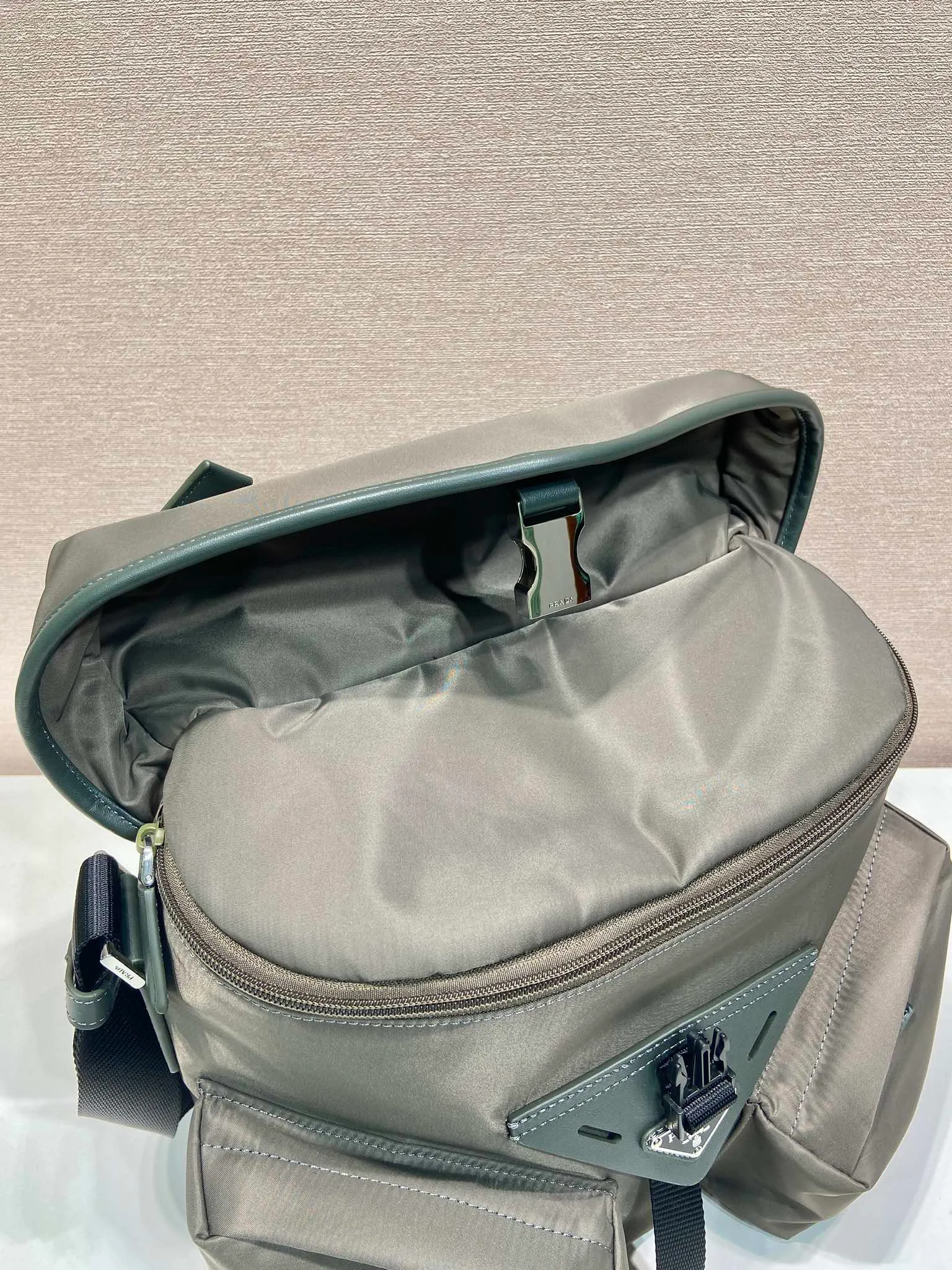💰1320🎉New men's bag🎉2VD062 crossbody bag🎉🎉 This crossbody bag is made of imported nylon fabric and top-grade hardware. It features 2 zippered pockets on the front, a flap buckle, and a long adjustable shoulder strap. Large capacity space and many compartments. It is practical and elegant, hurry up and get it, it is another popular style that will never go out of style🎉🎉 Length 29x Height 23x Bottom 15cm🎉🎉🎉👏👏👏