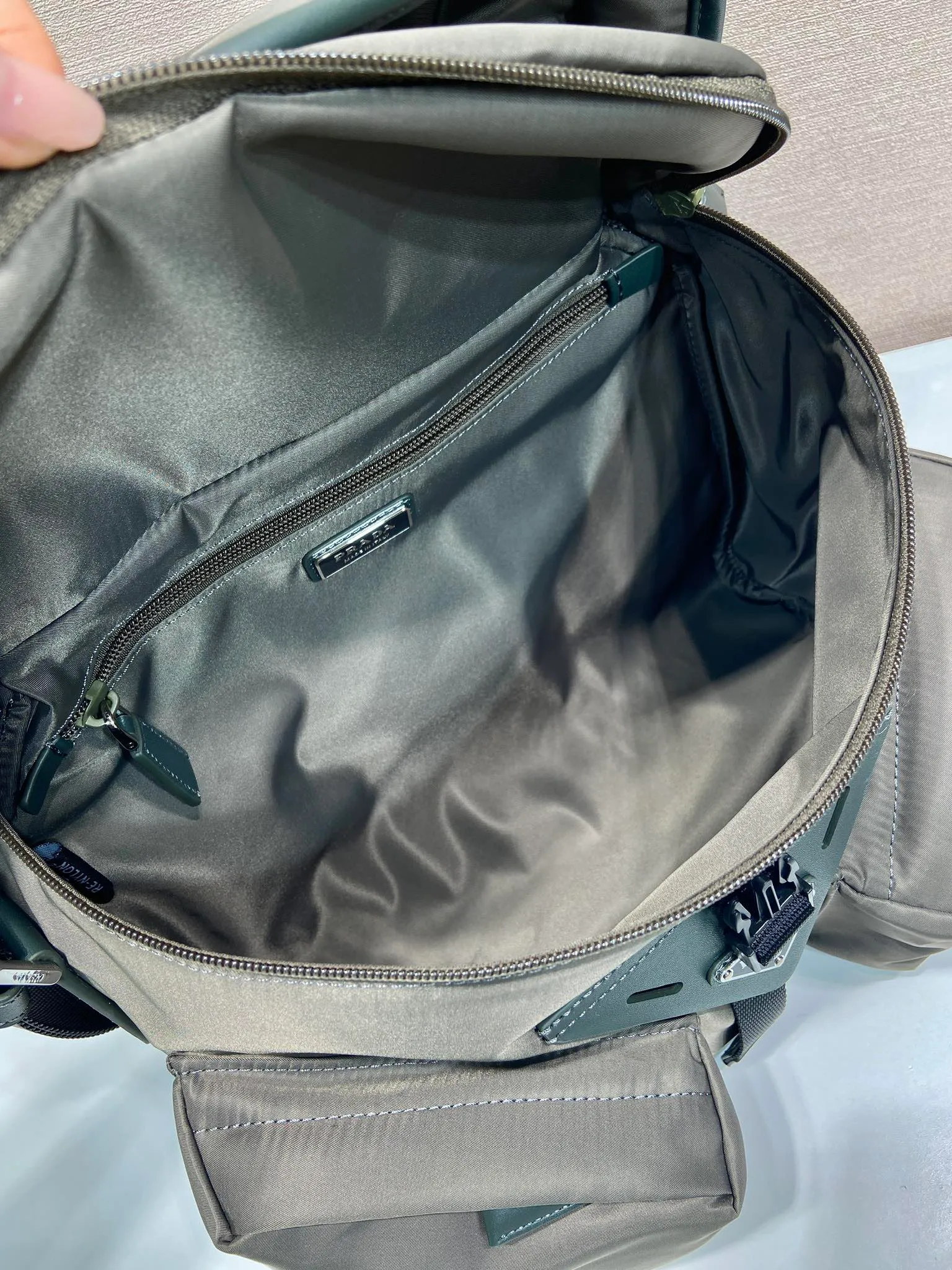 💰1320🎉New men's bag🎉2VD062 crossbody bag🎉🎉 This crossbody bag is made of imported nylon fabric and top-grade hardware. It features 2 zippered pockets on the front, a flap buckle, and a long adjustable shoulder strap. Large capacity space and many compartments. It is practical and elegant, hurry up and get it, it is another popular style that will never go out of style🎉🎉 Length 29x Height 23x Bottom 15cm🎉🎉🎉👏👏👏