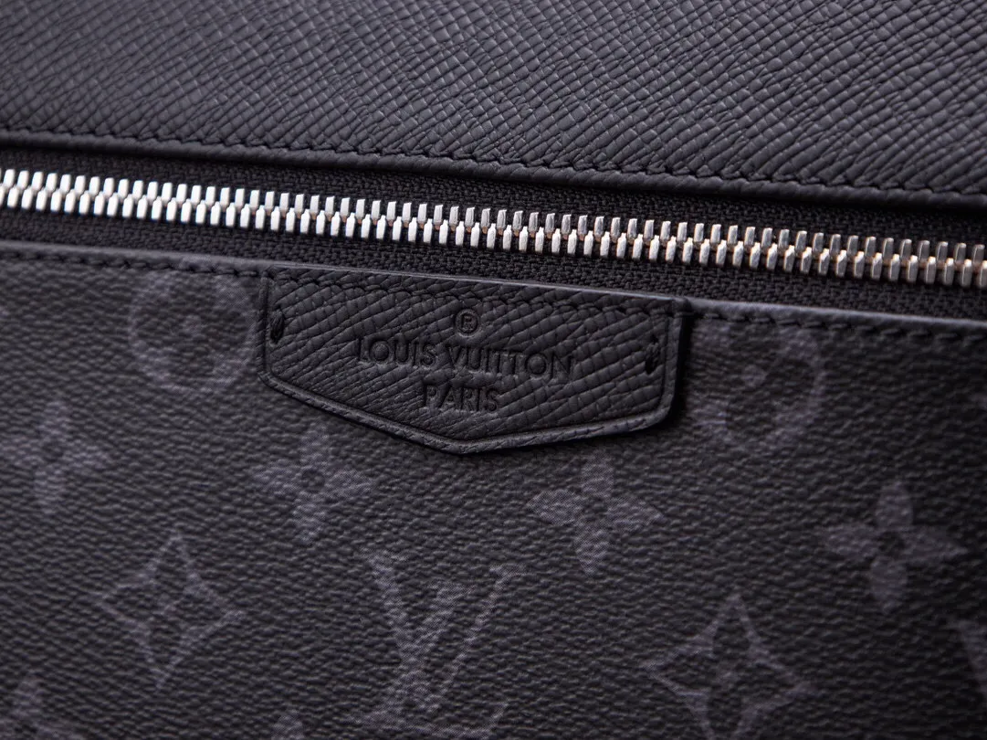 P¥960👉nfc dynamic chip version👈This DlSCOVERY backpack M30230 French original leather🇫🇷Pure steel hardware Size: 30*40*20cm [Essential details, every detail is impeccable]