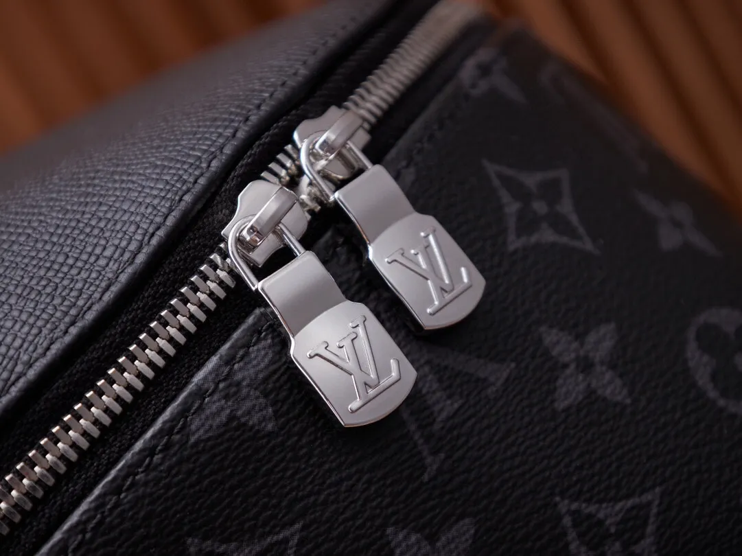 P¥960👉nfc dynamic chip version👈This DlSCOVERY backpack M30230 French original leather🇫🇷Pure steel hardware Size: 30*40*20cm [Essential details, every detail is impeccable]