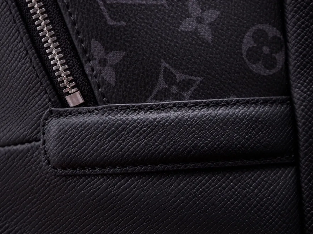 P¥960👉nfc dynamic chip version👈This DlSCOVERY backpack M30230 French original leather🇫🇷Pure steel hardware Size: 30*40*20cm [Essential details, every detail is impeccable]