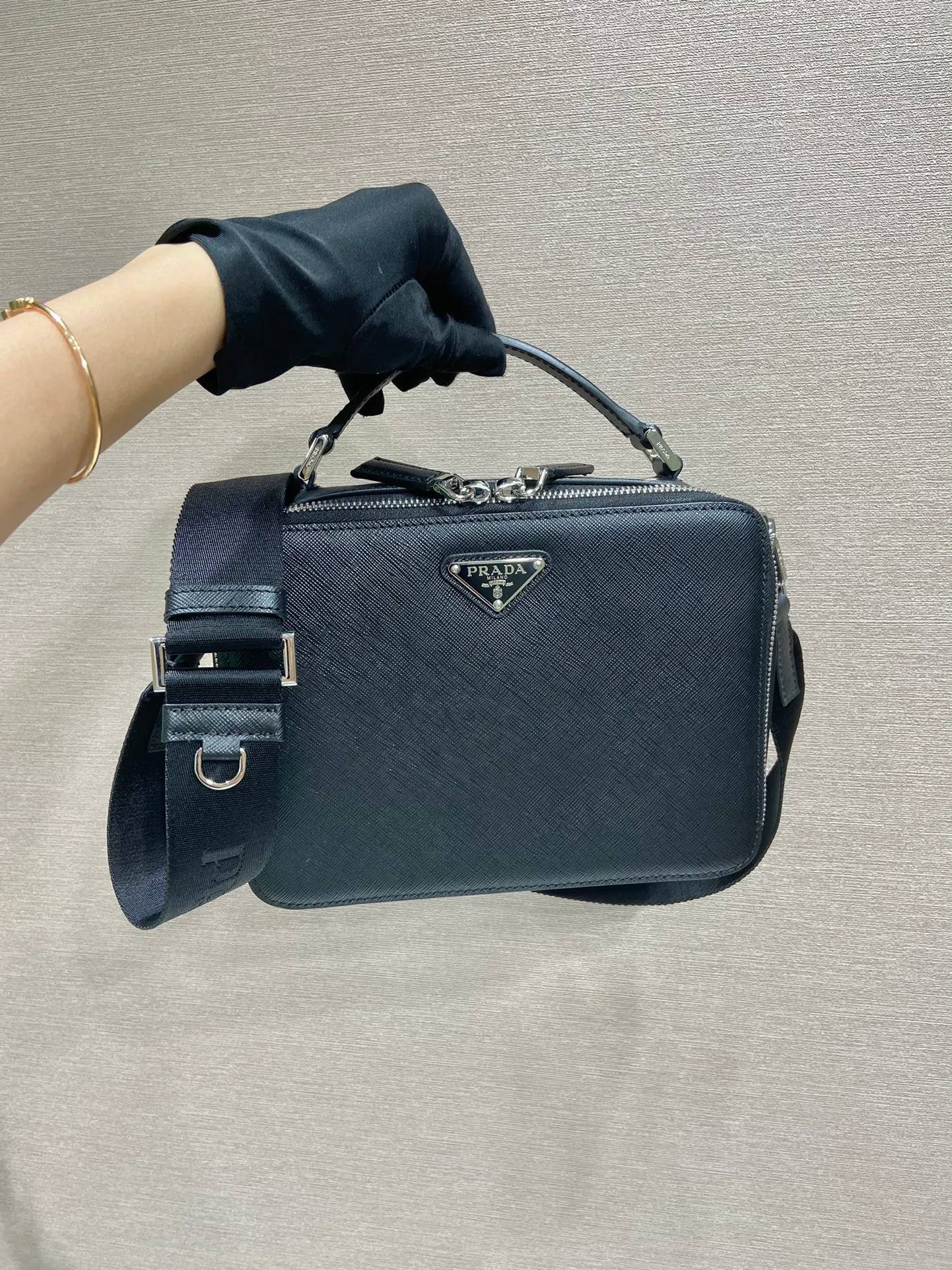 💰1640🎉Upgrade Board🎉2VH069🎉🎉 This Brique handbag is made of Saffiano leather, and its simple lines highlight a striking style. The iconic Saffiano leather material is synonymous with luxury and a status symbol of traditional Italian leather goods manufacturing craftsmanship. This handbag has an elegant design, equipped with handles and a detachable long nylon shoulder strap, which is more simple and elegant. Get it now🎉🎉 Length 22x Height 16x Bottom 6cm