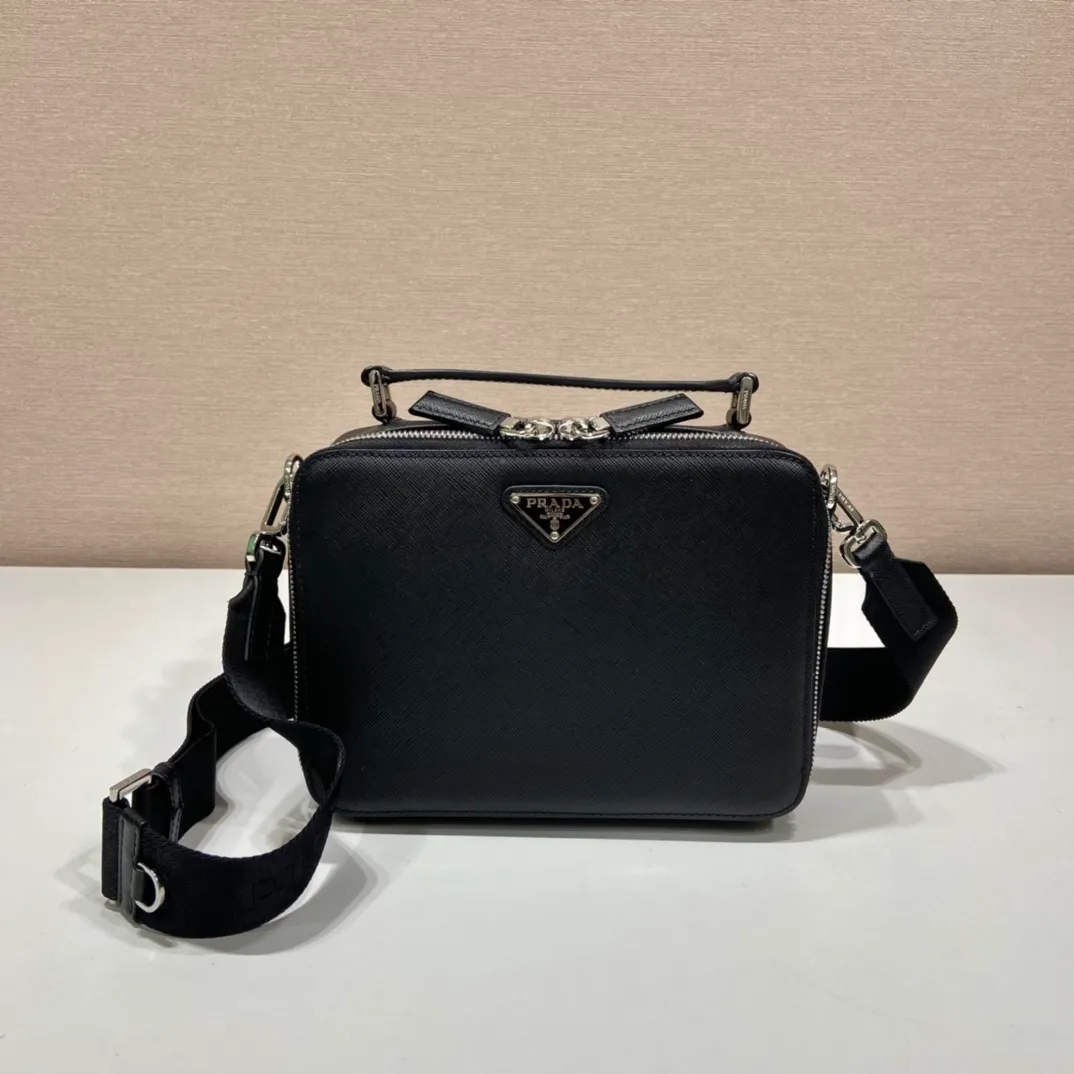💰1640🎉Upgrade Board🎉2VH069🎉🎉 This Brique handbag is made of Saffiano leather, and its simple lines highlight a striking style. The iconic Saffiano leather material is synonymous with luxury and a status symbol of traditional Italian leather goods manufacturing craftsmanship. This handbag has an elegant design, equipped with handles and a detachable long nylon shoulder strap, which is more simple and elegant. Get it now🎉🎉 Length 22x Height 16x Bottom 6cm