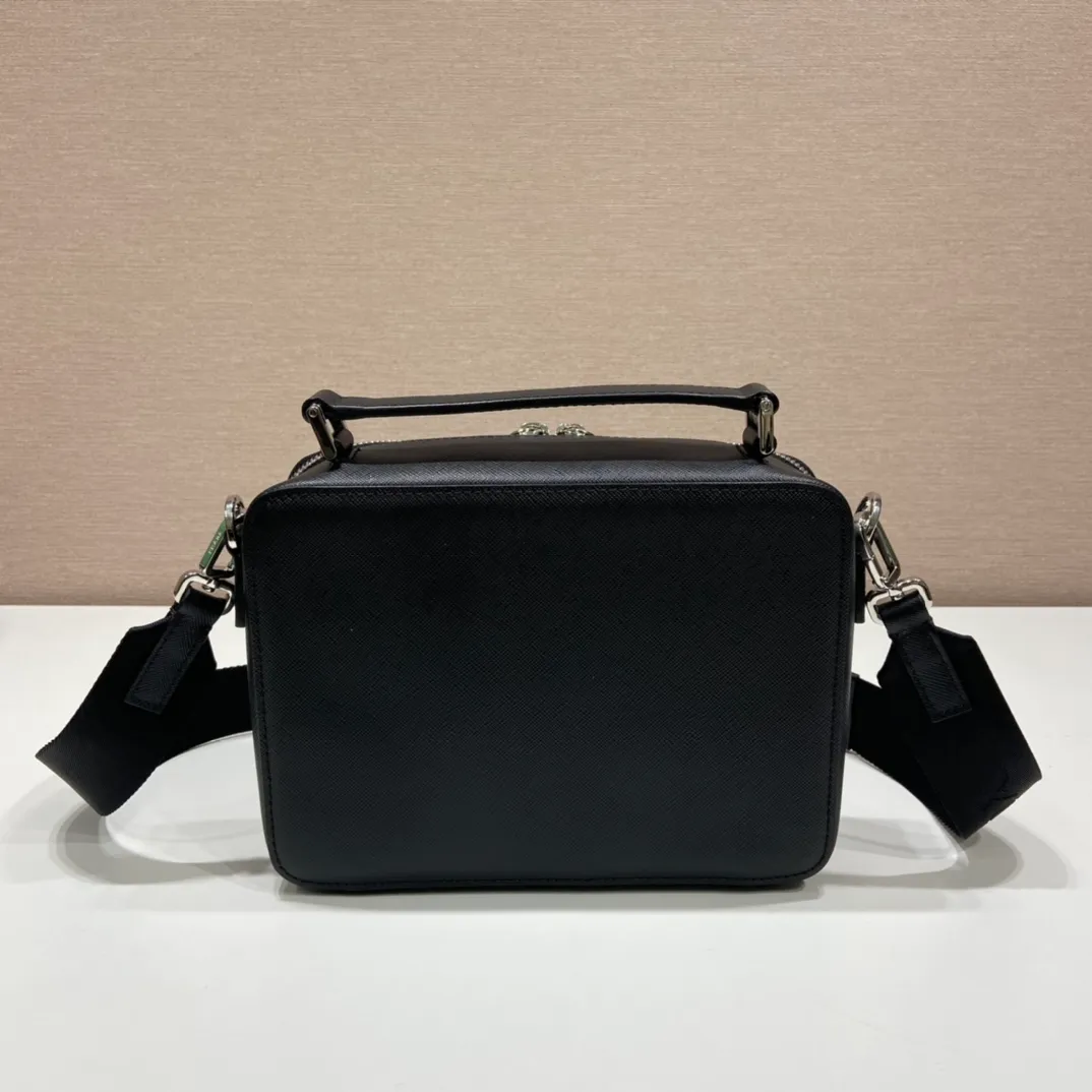 💰1640🎉Upgrade Board🎉2VH069🎉🎉 This Brique handbag is made of Saffiano leather, and its simple lines highlight a striking style. The iconic Saffiano leather material is synonymous with luxury and a status symbol of traditional Italian leather goods manufacturing craftsmanship. This handbag has an elegant design, equipped with handles and a detachable long nylon shoulder strap, which is more simple and elegant. Get it now🎉🎉 Length 22x Height 16x Bottom 6cm