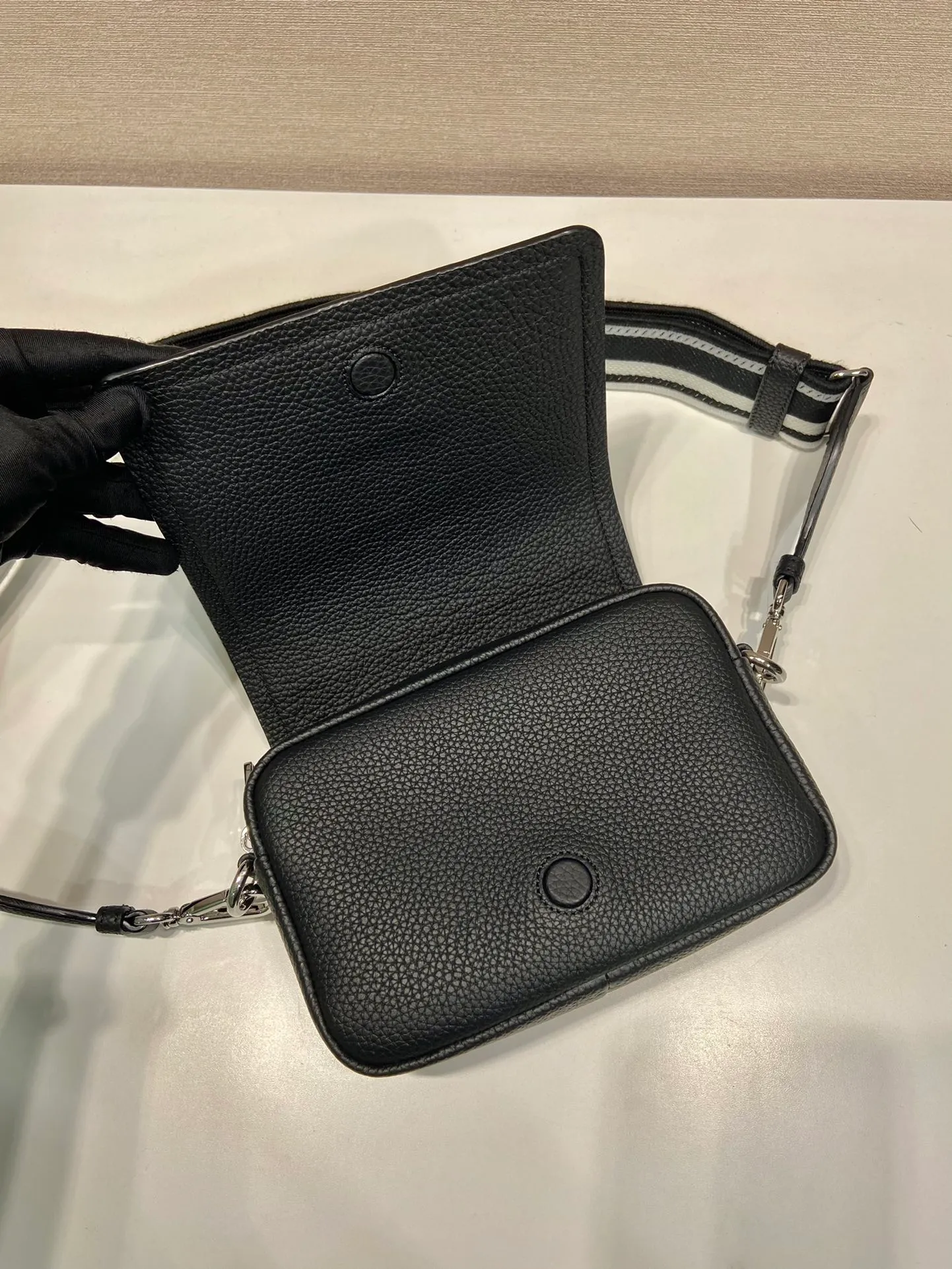 💰1600🎉New double shoulder strap🎉1BD332 small size🎉 This double shoulder strap is made of imported deerskin grain cowhide and equipped with two interchangeable and adjustable long shoulder straps. The combination of fabric webbing and cowhide is perfect😘, versatile for mixing and matching different clothes on different occasions😘, large capacity, super soft feel🎉Hurry up and get it🎉l Length 20xH15 bottom 6cm🎉🎉
