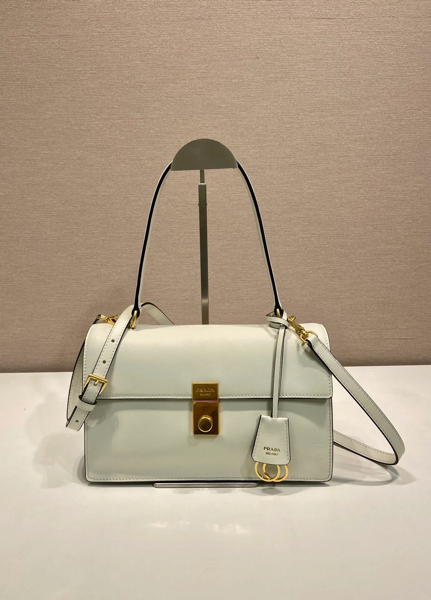 💰1560🎉New catwalk model🎉1BN023 calfskin🎉🎉 This new Soft Sound handbag is made of imported calfskin and soft sheepskin interior. It has ample space, is chic and versatile. Equipped with a detachable long shoulder strap and two compartments, it can be carried by hand or on the shoulder. 😘Shows diverse and fashionable styles. The upper body effect is so classy, ​​I love it😘, it’s another popular model for internet celebrities, babies, hurry up and get it🎉🎉 Length 28x Height 16x Bottom 10cm🎉🎉🎉👏👏👏