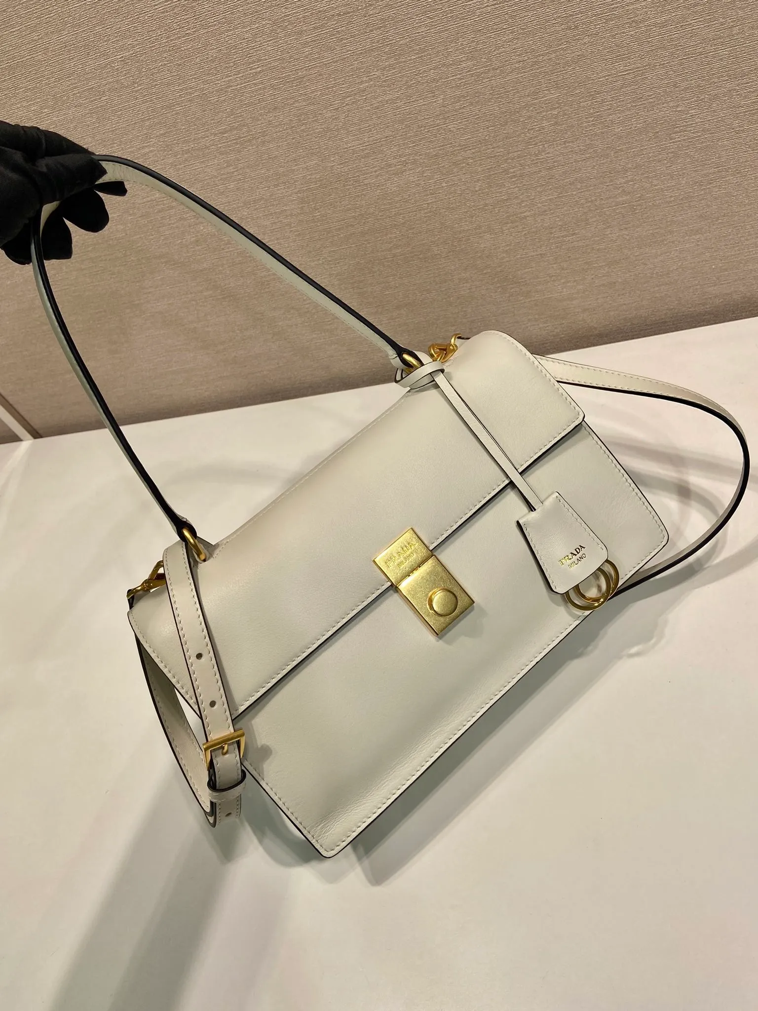 💰1560🎉New catwalk model🎉1BN023 calfskin🎉🎉 This new Soft Sound handbag is made of imported calfskin and soft sheepskin interior. It has ample space, is chic and versatile. Equipped with a detachable long shoulder strap and two compartments, it can be carried by hand or on the shoulder. 😘Shows diverse and fashionable styles. The upper body effect is so classy, ​​I love it😘, it’s another popular model for internet celebrities, babies, hurry up and get it🎉🎉 Length 28x Height 16x Bottom 10cm🎉🎉🎉👏👏👏