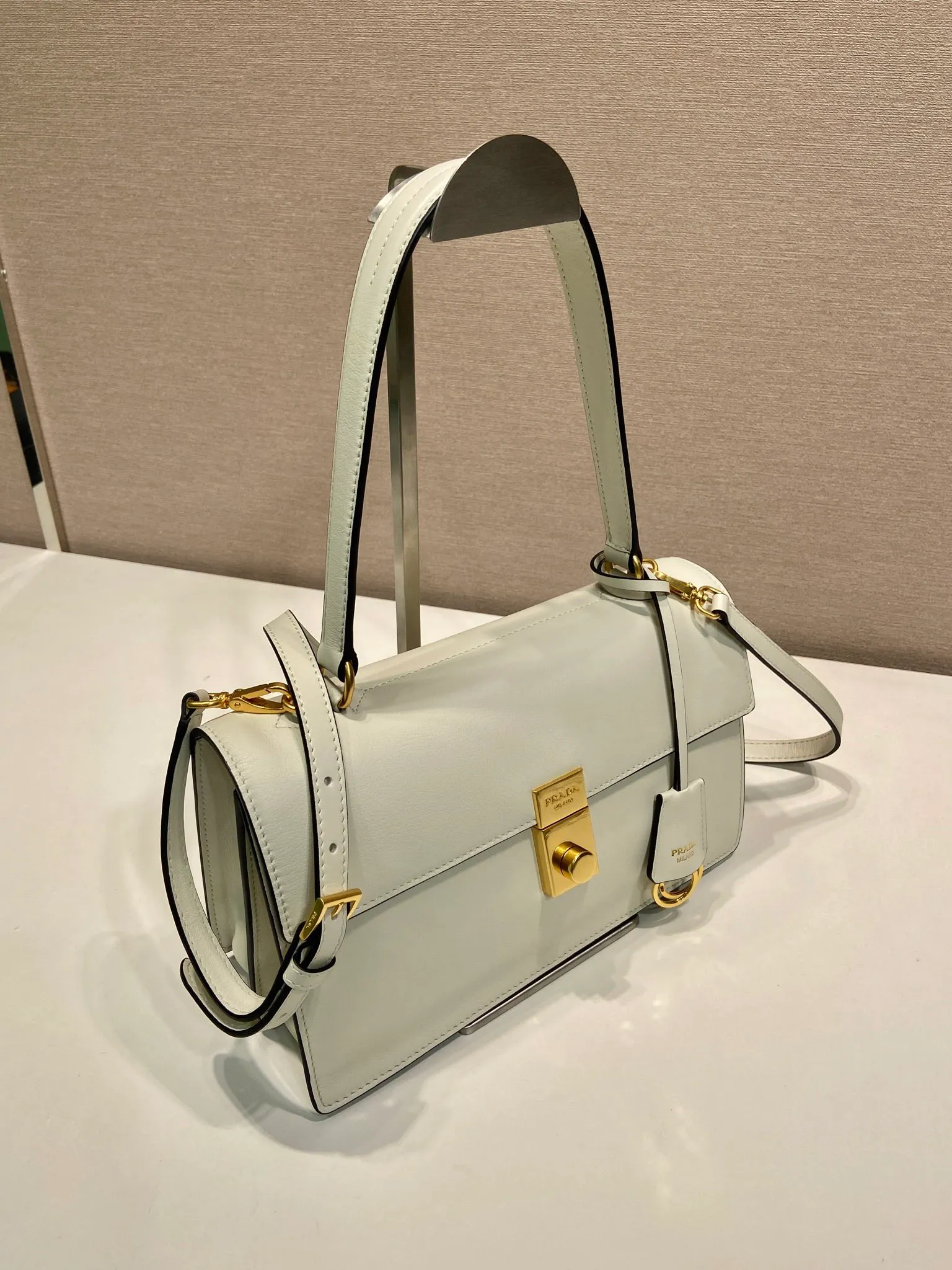 💰1560🎉New catwalk model🎉1BN023 calfskin🎉🎉 This new Soft Sound handbag is made of imported calfskin and soft sheepskin interior. It has ample space, is chic and versatile. Equipped with a detachable long shoulder strap and two compartments, it can be carried by hand or on the shoulder. 😘Shows diverse and fashionable styles. The upper body effect is so classy, ​​I love it😘, it’s another popular model for internet celebrities, babies, hurry up and get it🎉🎉 Length 28x Height 16x Bottom 10cm🎉🎉🎉👏👏👏