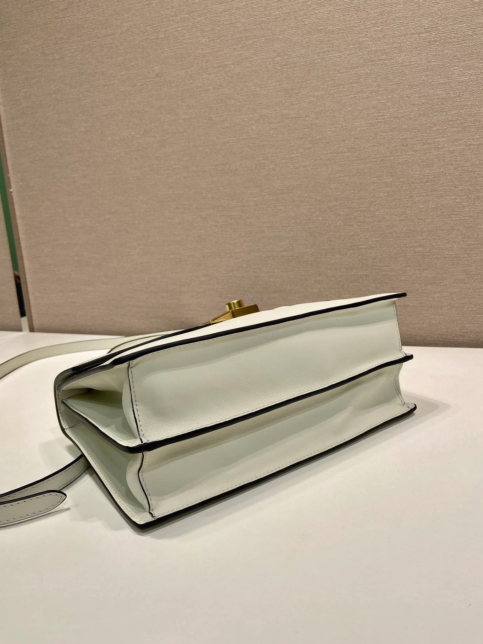 💰1560🎉New catwalk model🎉1BN023 calfskin🎉🎉 This new Soft Sound handbag is made of imported calfskin and soft sheepskin interior. It has ample space, is chic and versatile. Equipped with a detachable long shoulder strap and two compartments, it can be carried by hand or on the shoulder. 😘Shows diverse and fashionable styles. The upper body effect is so classy, ​​I love it😘, it’s another popular model for internet celebrities, babies, hurry up and get it🎉🎉 Length 28x Height 16x Bottom 10cm🎉🎉🎉👏👏👏