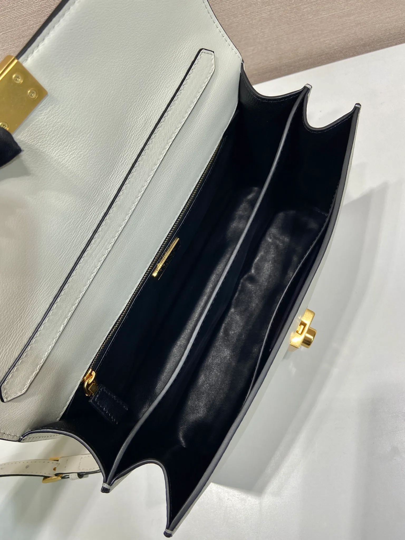 💰1560🎉New catwalk model🎉1BN023 calfskin🎉🎉 This new Soft Sound handbag is made of imported calfskin and soft sheepskin interior. It has ample space, is chic and versatile. Equipped with a detachable long shoulder strap and two compartments, it can be carried by hand or on the shoulder. 😘Shows diverse and fashionable styles. The upper body effect is so classy, ​​I love it😘, it’s another popular model for internet celebrities, babies, hurry up and get it🎉🎉 Length 28x Height 16x Bottom 10cm🎉🎉🎉👏👏👏