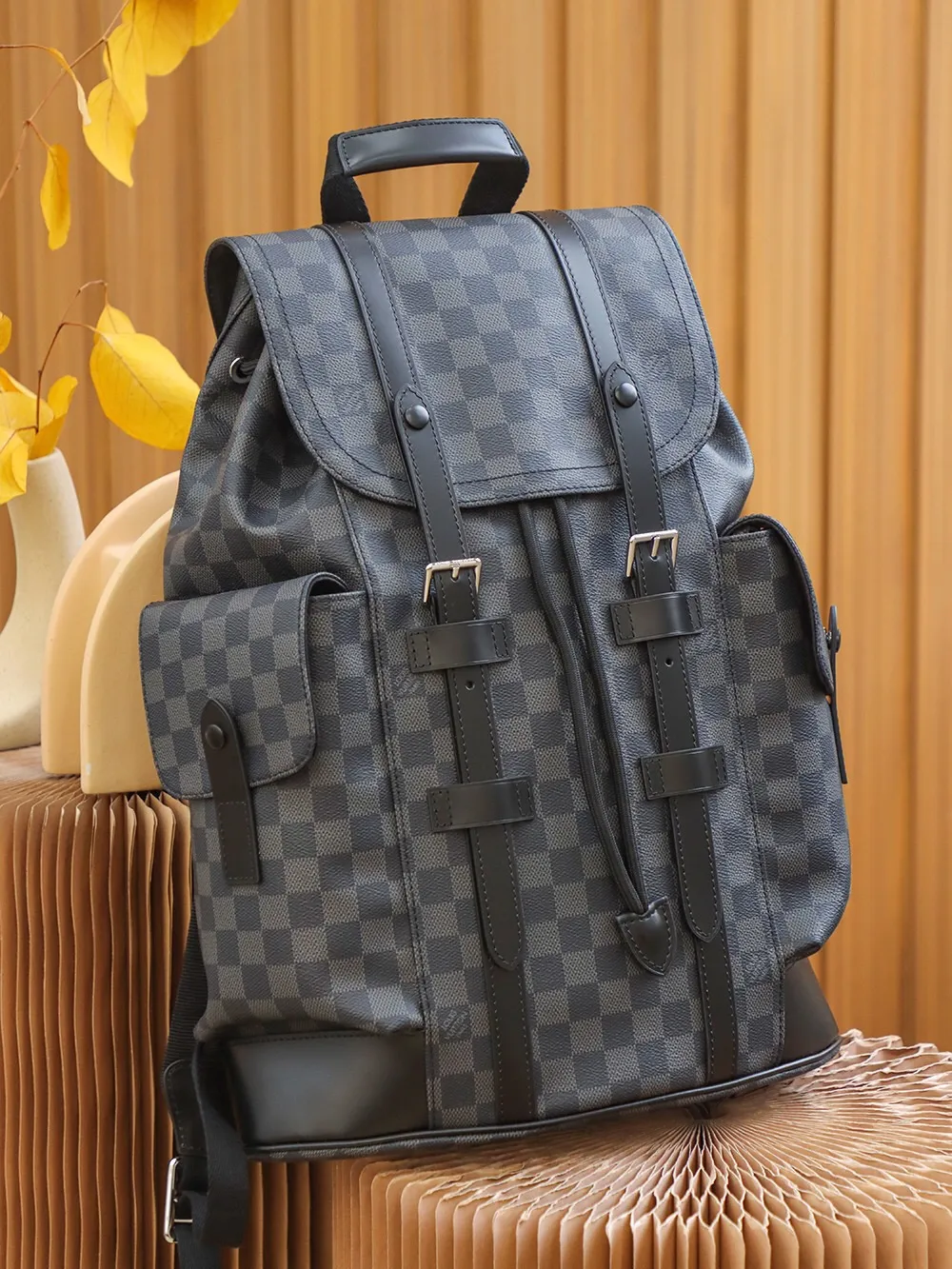 P¥960👉nfc dynamic chip version👈【Top inspection-free all-steel hardware】𝐂𝐇𝐑𝐈𝐒𝐓𝐎𝐏𝐇𝐄𝐑 Backpack N41379 Black Check French original leather🇫🇷Pure steel hardware Size: 38*44*12.5cm A unisex backpack, a daily bag that is very suitable for outdoor use. Its attractive design style is quite tasteful and can easily meet the daily travel capacity. It can hold laptops, books, documents, etc., and the flap closure snaps and drawstrings are more layered and retro. It is an almost versatile bag shape! This model has a high utilization rate and is a must-have for daily commuting and traveling. It doesn’t matter how tall you are.