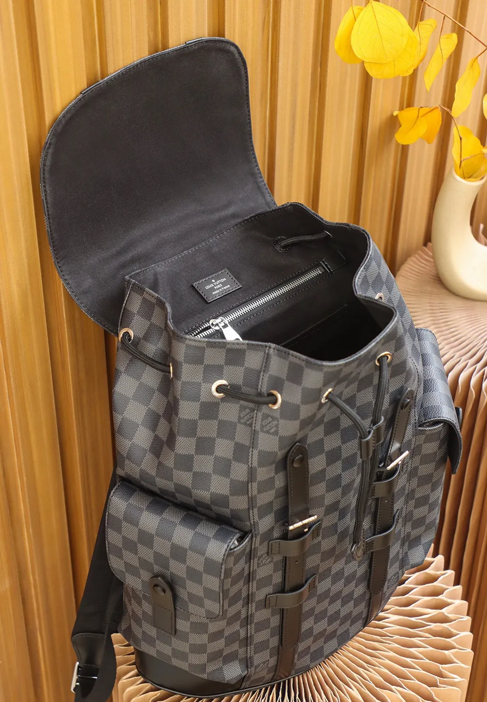 P¥960👉nfc dynamic chip version👈【Top inspection-free all-steel hardware】𝐂𝐇𝐑𝐈𝐒𝐓𝐎𝐏𝐇𝐄𝐑 Backpack N41379 Black Check French original leather🇫🇷Pure steel hardware Size: 38*44*12.5cm A unisex backpack, a daily bag that is very suitable for outdoor use. Its attractive design style is quite tasteful and can easily meet the daily travel capacity. It can hold laptops, books, documents, etc., and the flap closure snaps and drawstrings are more layered and retro. It is an almost versatile bag shape! This model has a high utilization rate and is a must-have for daily commuting and traveling. It doesn’t matter how tall you are.