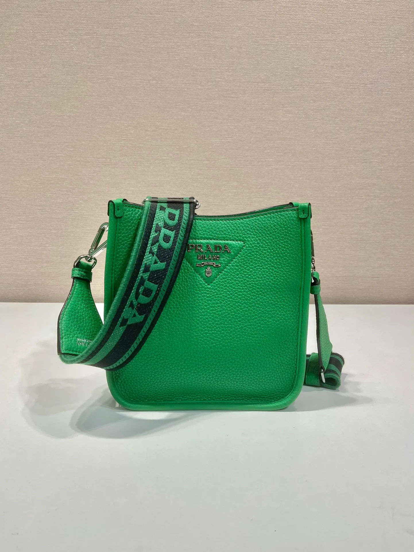 💰1600👏New double shoulder strap bag👏1BH191/tote bag, this leather mini shoulder bag has a simple design. A metallic triangle logo on the front adds signature tone. Equipped with detachable logo-printed webbing and leather shoulder straps, it can be exchanged at any time for different outfits and occasions😘😘to highlight its modern style. High fashion is the main fashion for daily matching. Hurry up and get it, it’s so beautiful👏👏 Length 19x height 20x base 6cm👏👏👏😘😘😘