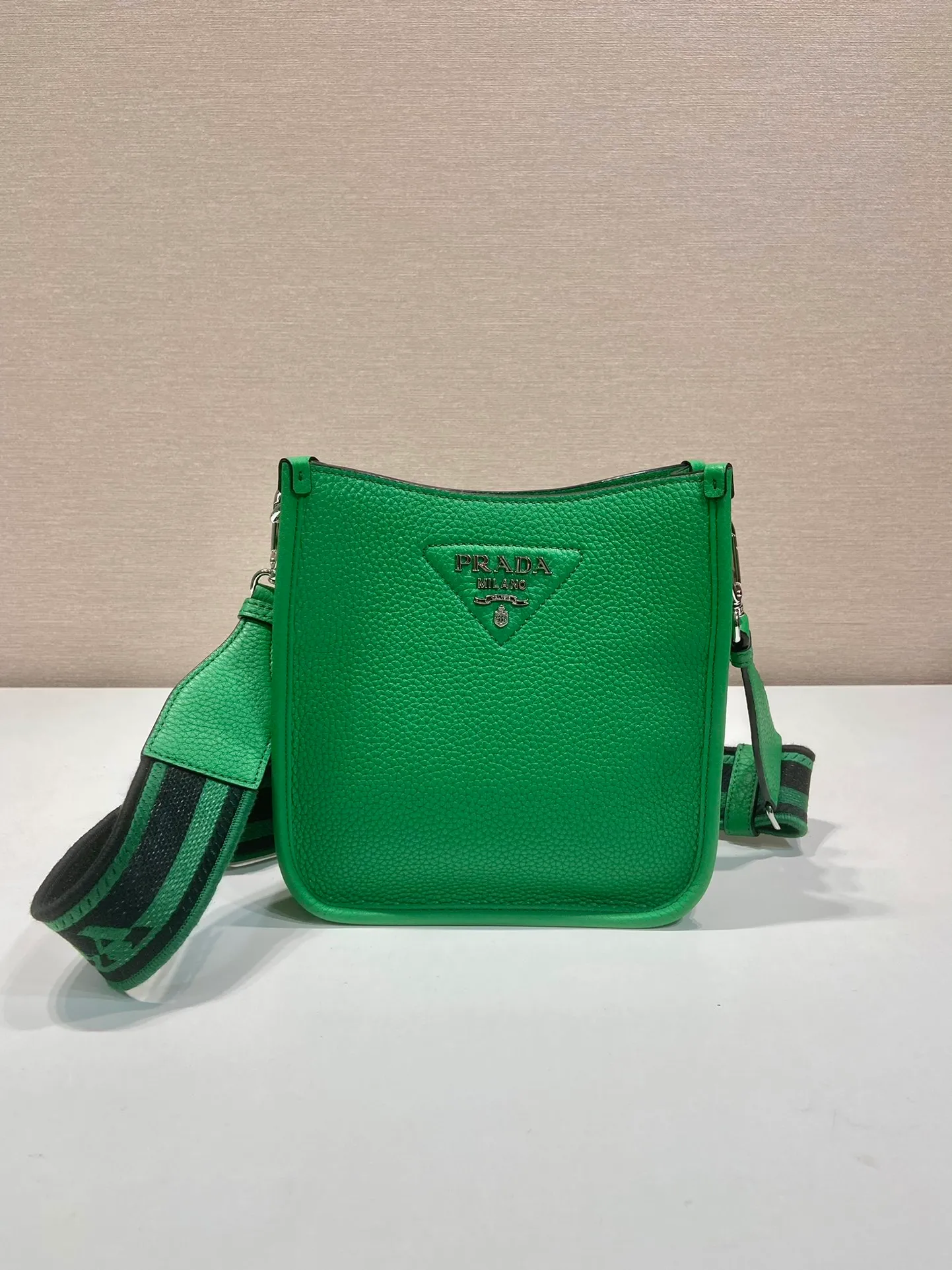 💰1600👏New double shoulder strap bag👏1BH191/tote bag, this leather mini shoulder bag has a simple design. A metallic triangle logo on the front adds signature tone. Equipped with detachable logo-printed webbing and leather shoulder straps, it can be exchanged at any time for different outfits and occasions😘😘to highlight its modern style. High fashion is the main fashion for daily matching. Hurry up and get it, it’s so beautiful👏👏 Length 19x height 20x base 6cm👏👏👏😘😘😘