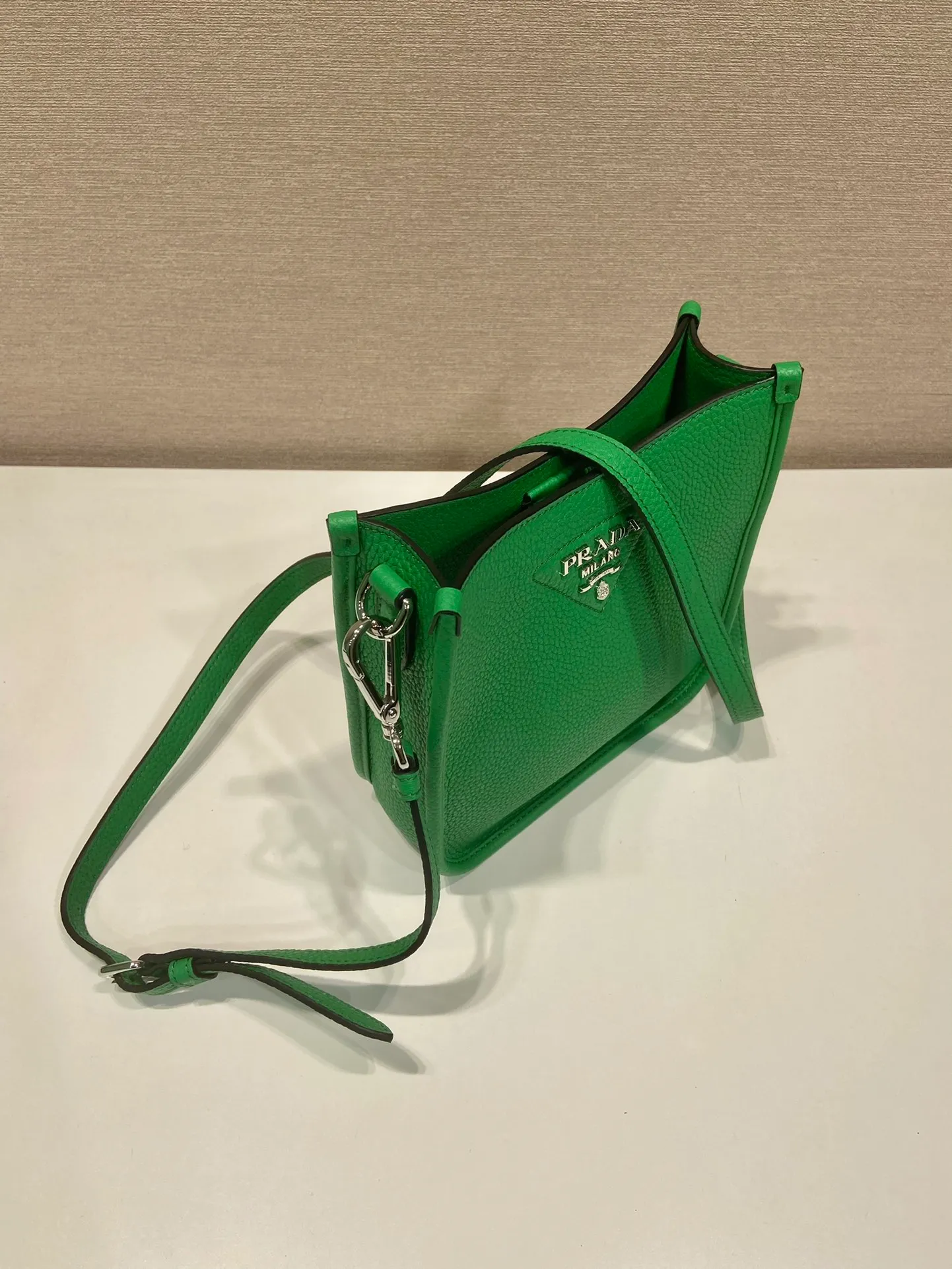 💰1600👏New double shoulder strap bag👏1BH191/tote bag, this leather mini shoulder bag has a simple design. A metallic triangle logo on the front adds signature tone. Equipped with detachable logo-printed webbing and leather shoulder straps, it can be exchanged at any time for different outfits and occasions😘😘to highlight its modern style. High fashion is the main fashion for daily matching. Hurry up and get it, it’s so beautiful👏👏 Length 19x height 20x base 6cm👏👏👏😘😘😘