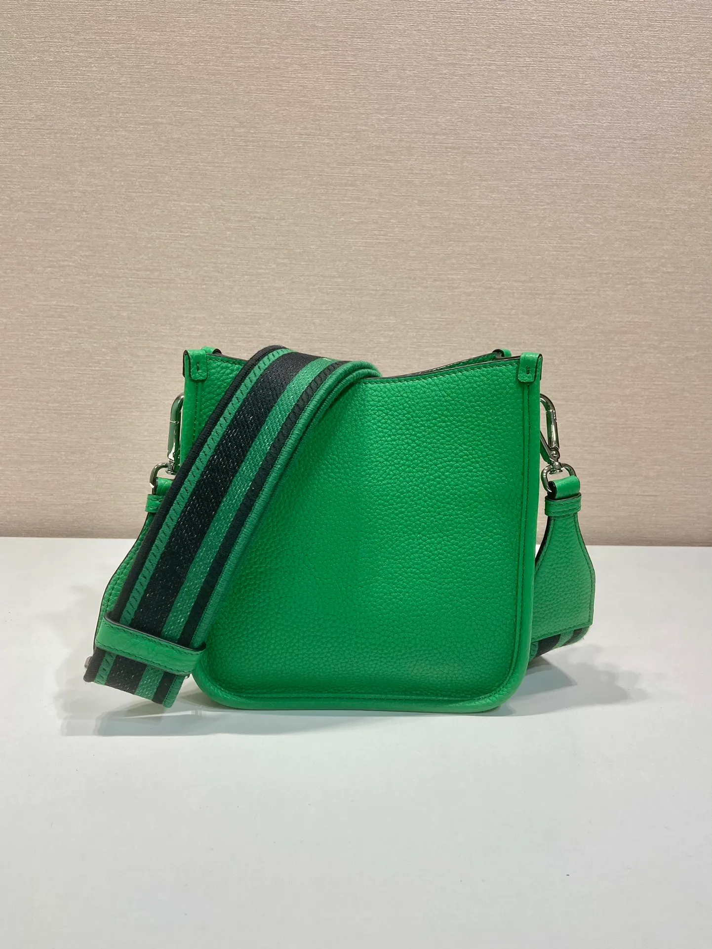 💰1600👏New double shoulder strap bag👏1BH191/tote bag, this leather mini shoulder bag has a simple design. A metallic triangle logo on the front adds signature tone. Equipped with detachable logo-printed webbing and leather shoulder straps, it can be exchanged at any time for different outfits and occasions😘😘to highlight its modern style. High fashion is the main fashion for daily matching. Hurry up and get it, it’s so beautiful👏👏 Length 19x height 20x base 6cm👏👏👏😘😘😘