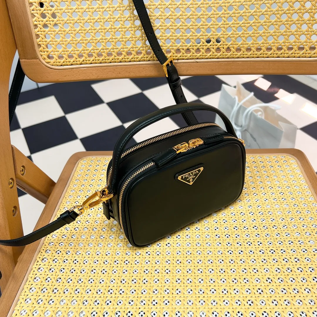 💰1500✨New product launch✨2023 new Odette series shoulder bag 1BH203 is made of exquisite calf leather and decorated with the iconic triangle logo. It adopts a multi-functional structured design. It comes with a handbag that can be carried by hand. The shoulder strap is adjustable and can be worn as a crossbody. The overall style of the bag is simple and elegant. Fashion and retro style are combined. The inner compartment capacity is also great. A new fashion trend-setter that combines retro fashion and practicality😘 Size 18.5*13*6 Black