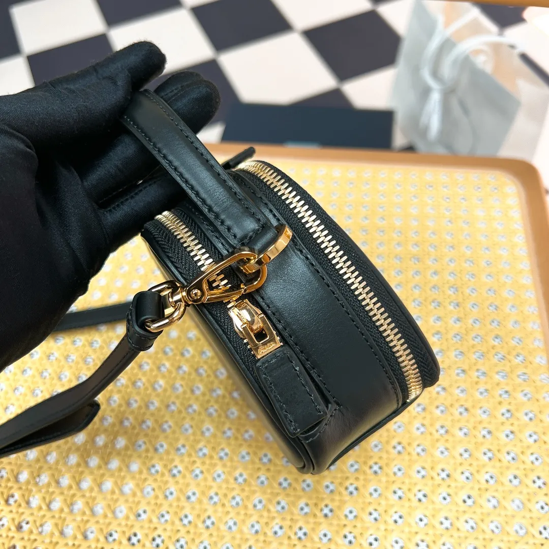 💰1500✨New product launch✨2023 new Odette series shoulder bag 1BH203 is made of exquisite calf leather and decorated with the iconic triangle logo. It adopts a multi-functional structured design. It comes with a handbag that can be carried by hand. The shoulder strap is adjustable and can be worn as a crossbody. The overall style of the bag is simple and elegant. Fashion and retro style are combined. The inner compartment capacity is also great. A new fashion trend-setter that combines retro fashion and practicality😘 Size 18.5*13*6 Black