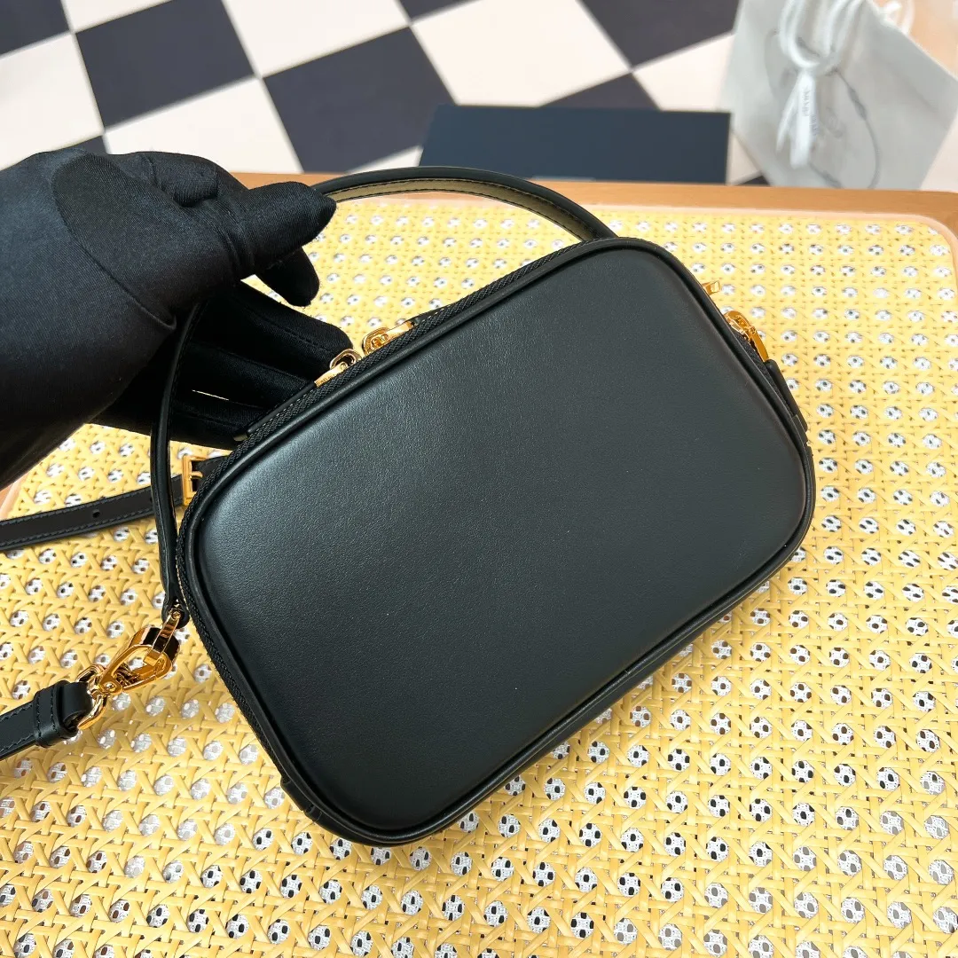 💰1500✨New product launch✨2023 new Odette series shoulder bag 1BH203 is made of exquisite calf leather and decorated with the iconic triangle logo. It adopts a multi-functional structured design. It comes with a handbag that can be carried by hand. The shoulder strap is adjustable and can be worn as a crossbody. The overall style of the bag is simple and elegant. Fashion and retro style are combined. The inner compartment capacity is also great. A new fashion trend-setter that combines retro fashion and practicality😘 Size 18.5*13*6 Black