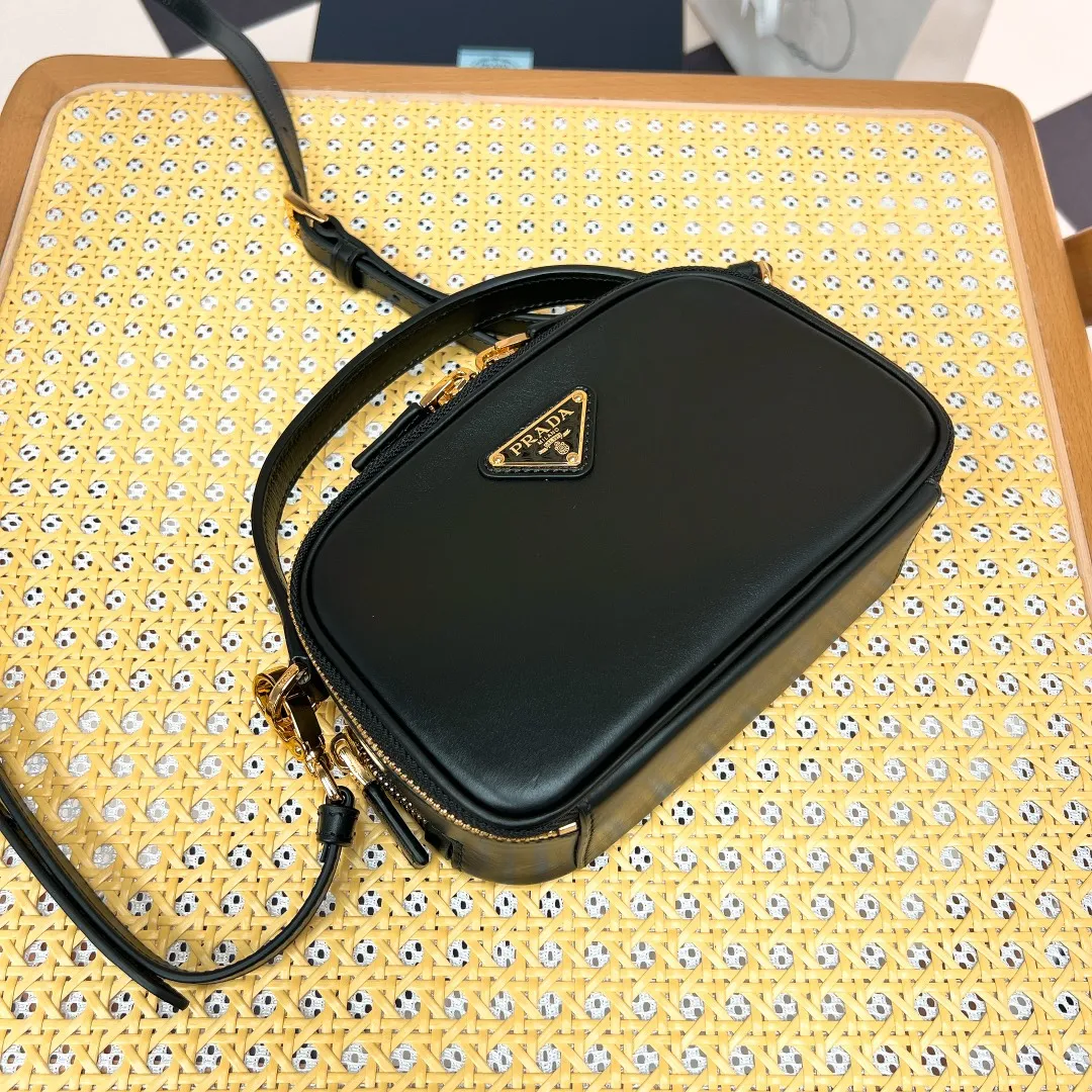💰1500✨New product launch✨2023 new Odette series shoulder bag 1BH203 is made of exquisite calf leather and decorated with the iconic triangle logo. It adopts a multi-functional structured design. It comes with a handbag that can be carried by hand. The shoulder strap is adjustable and can be worn as a crossbody. The overall style of the bag is simple and elegant. Fashion and retro style are combined. The inner compartment capacity is also great. A new fashion trend-setter that combines retro fashion and practicality😘 Size 18.5*13*6 Black