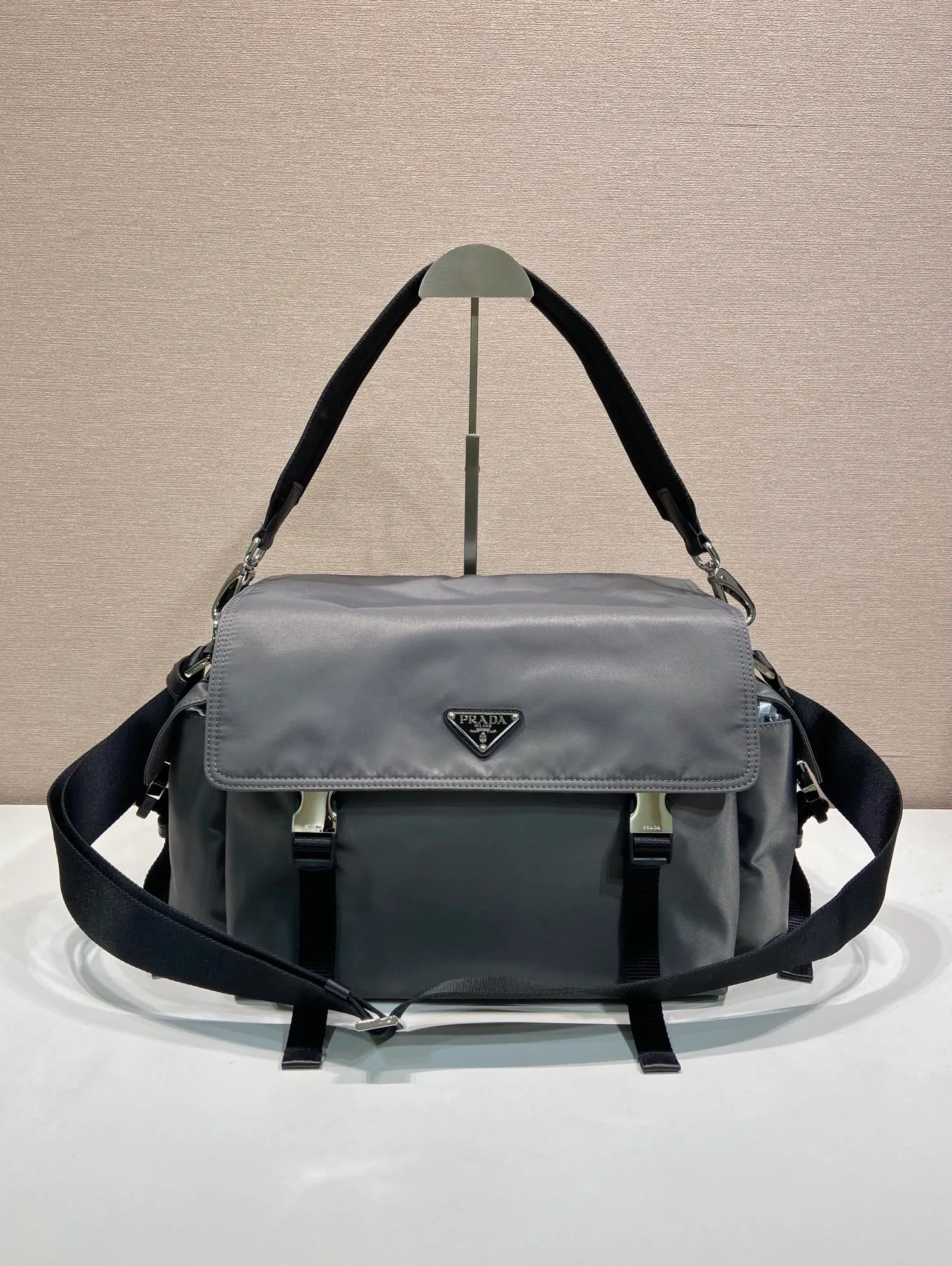 💰1320🎉New Arrival Mail Bag🎉2VD082 Mercury Silver🎉🎉 This Explore handbag perfectly combines elegance and functionality, with soft lines and multiple pockets. The clamshell design is designed for urban exploration and outdoor adventures, and features a shoulder strap and removable handle for multiple ways of carrying. The combination of regenerated nylon and leather reflects the duality of the design, blending technical details with refined elements. It has a large capacity and is a popular model that will never go out of style. Hurry up and get it🎉🎉 Length 42x Height 22x Bottom 20cm🎉🎉🎉💰💰💰