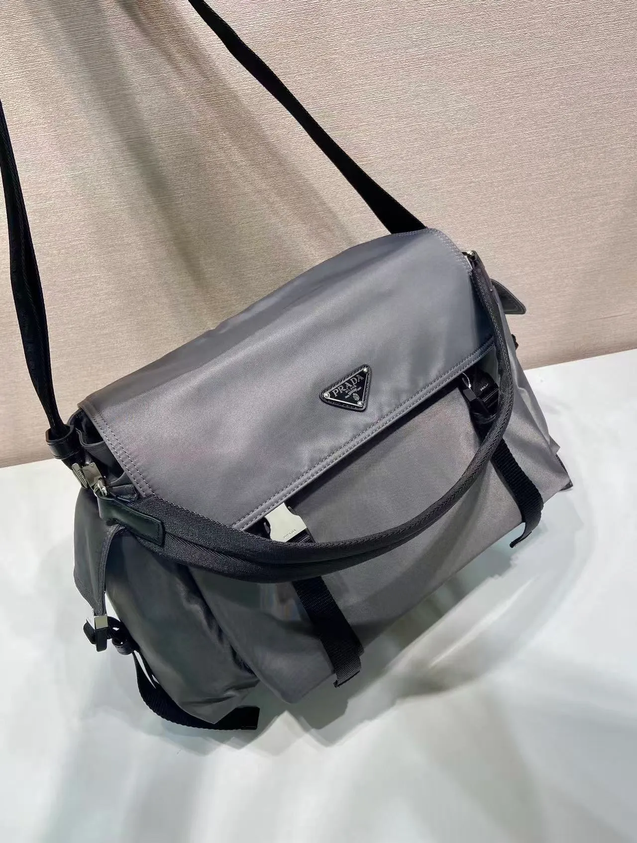 💰1320🎉New Arrival Mail Bag🎉2VD082 Mercury Silver🎉🎉 This Explore handbag perfectly combines elegance and functionality, with soft lines and multiple pockets. The clamshell design is designed for urban exploration and outdoor adventures, and features a shoulder strap and removable handle for multiple ways of carrying. The combination of regenerated nylon and leather reflects the duality of the design, blending technical details with refined elements. It has a large capacity and is a popular model that will never go out of style. Hurry up and get it🎉🎉 Length 42x Height 22x Bottom 20cm🎉🎉🎉💰💰💰