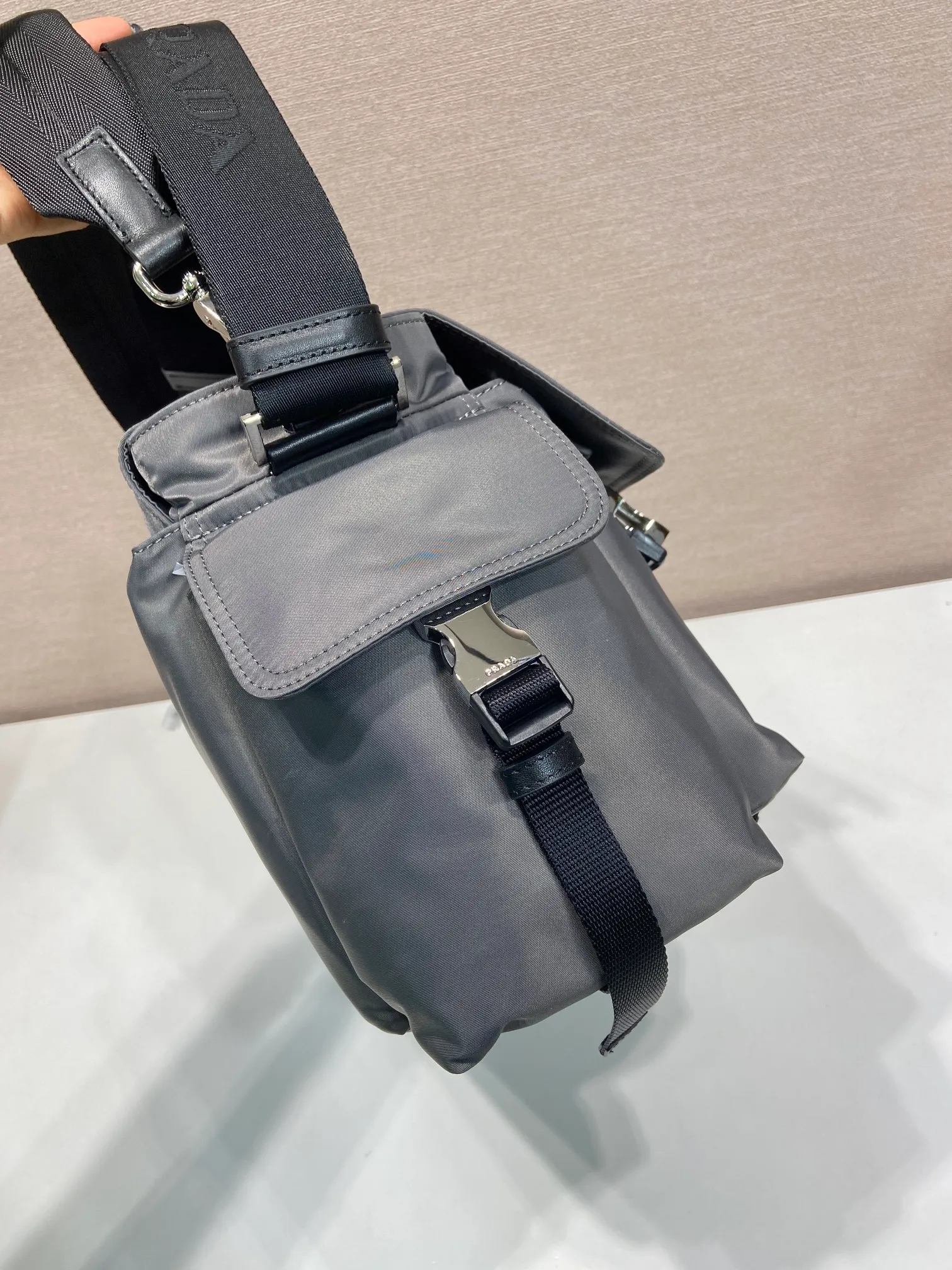 💰1320🎉New Arrival Mail Bag🎉2VD082 Mercury Silver🎉🎉 This Explore handbag perfectly combines elegance and functionality, with soft lines and multiple pockets. The clamshell design is designed for urban exploration and outdoor adventures, and features a shoulder strap and removable handle for multiple ways of carrying. The combination of regenerated nylon and leather reflects the duality of the design, blending technical details with refined elements. It has a large capacity and is a popular model that will never go out of style. Hurry up and get it🎉🎉 Length 42x Height 22x Bottom 20cm🎉🎉🎉💰💰💰