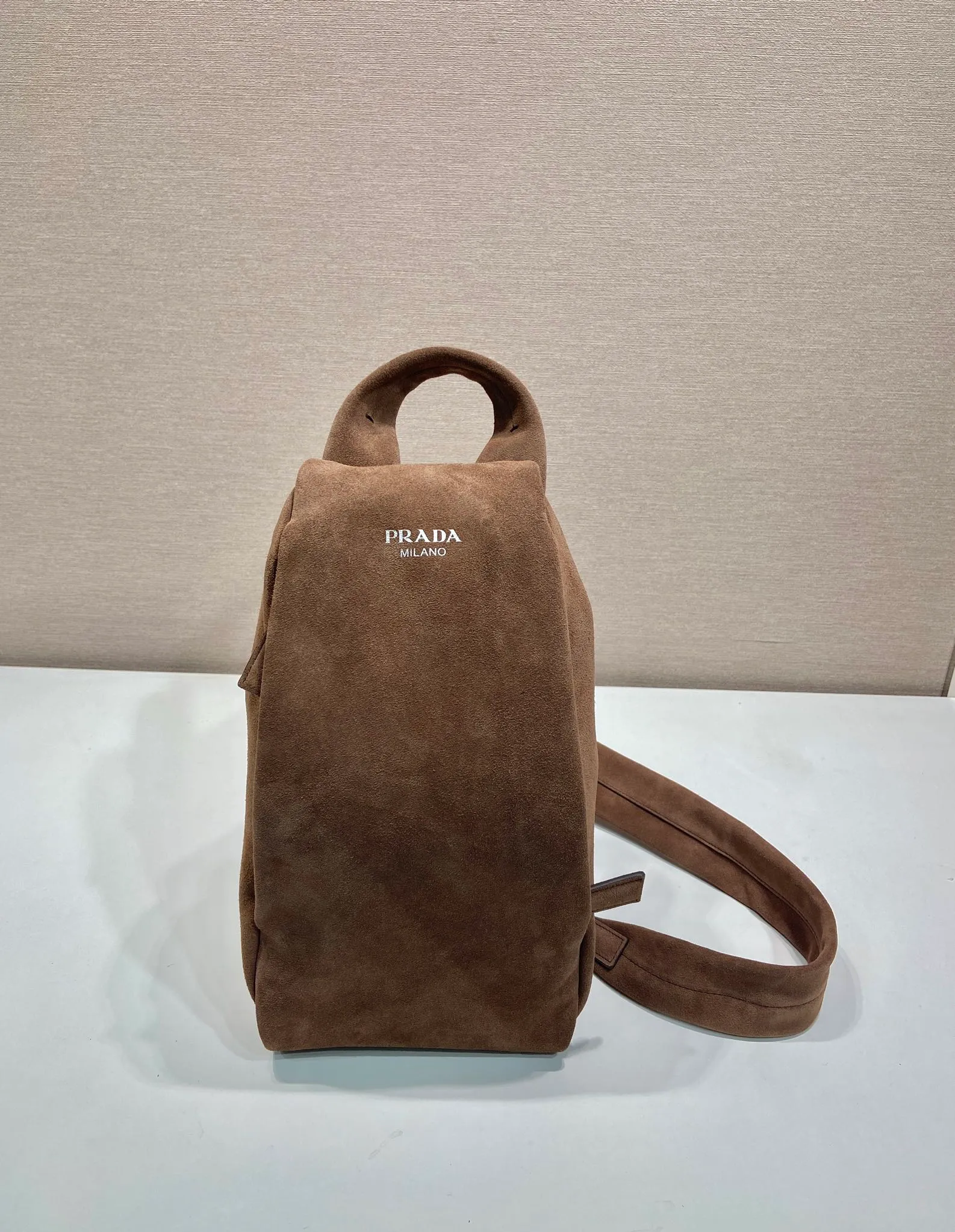 💰1360🎉New chest bag🎉2VZ114 suede leather🎉🎉 This chest bag is designed with craftsmanship and uses soft suede leather to interpret the modernist geometric shape. The interior is made of sheepskin, and the letter logo shows your identity. The one-shoulder version combines sports functionality with contemporary sophistication. Pulls on both sides to open and close, babies, hurry up and get it🎉🎉 Length 18x Height 32x Bottom 11cm🎉🎉🎉💰💰💰