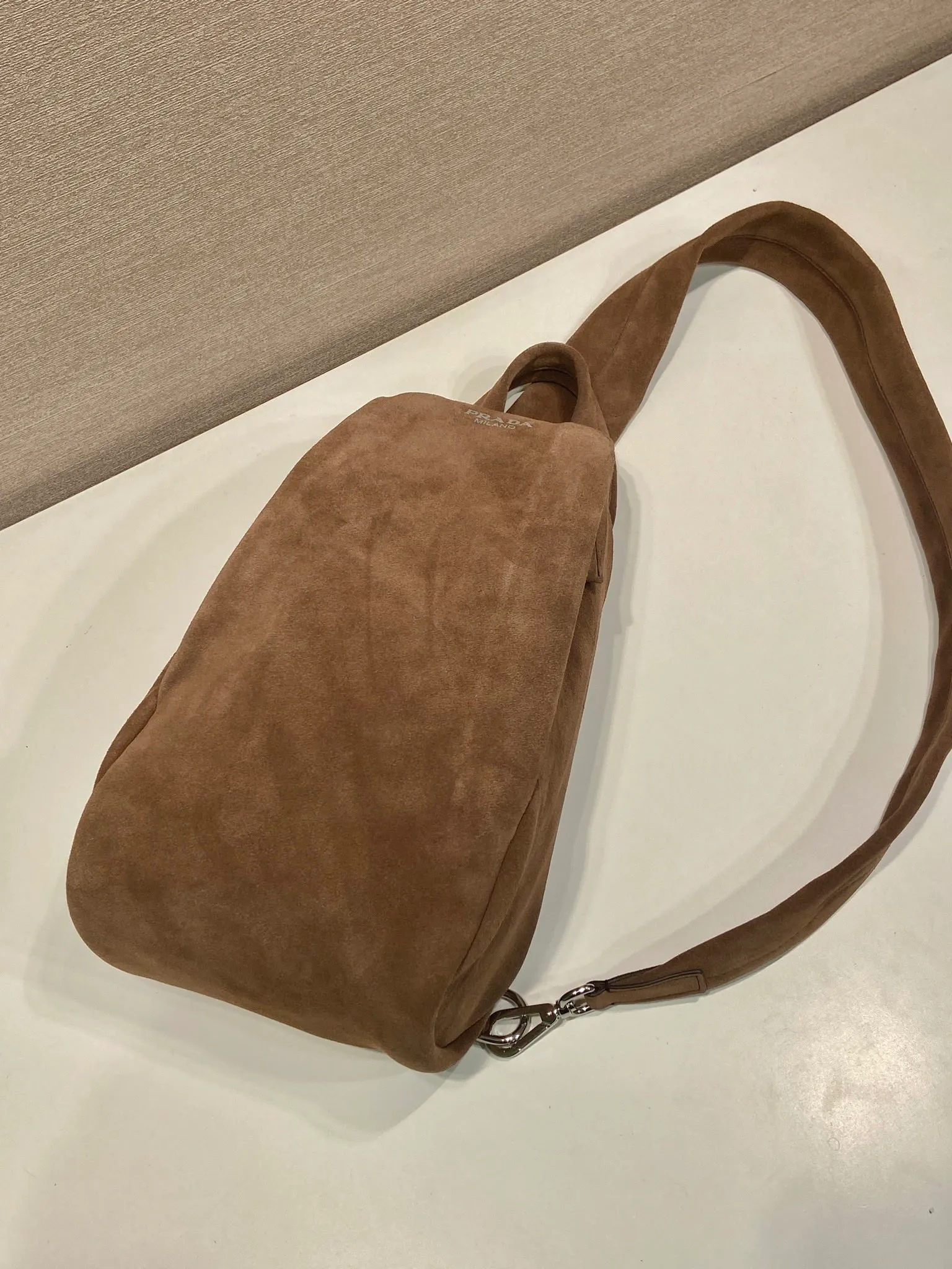 💰1360🎉New chest bag🎉2VZ114 suede leather🎉🎉 This chest bag is designed with craftsmanship and uses soft suede leather to interpret the modernist geometric shape. The interior is made of sheepskin, and the letter logo shows your identity. The one-shoulder version combines sports functionality with contemporary sophistication. Pulls on both sides to open and close, babies, hurry up and get it🎉🎉 Length 18x Height 32x Bottom 11cm🎉🎉🎉💰💰💰