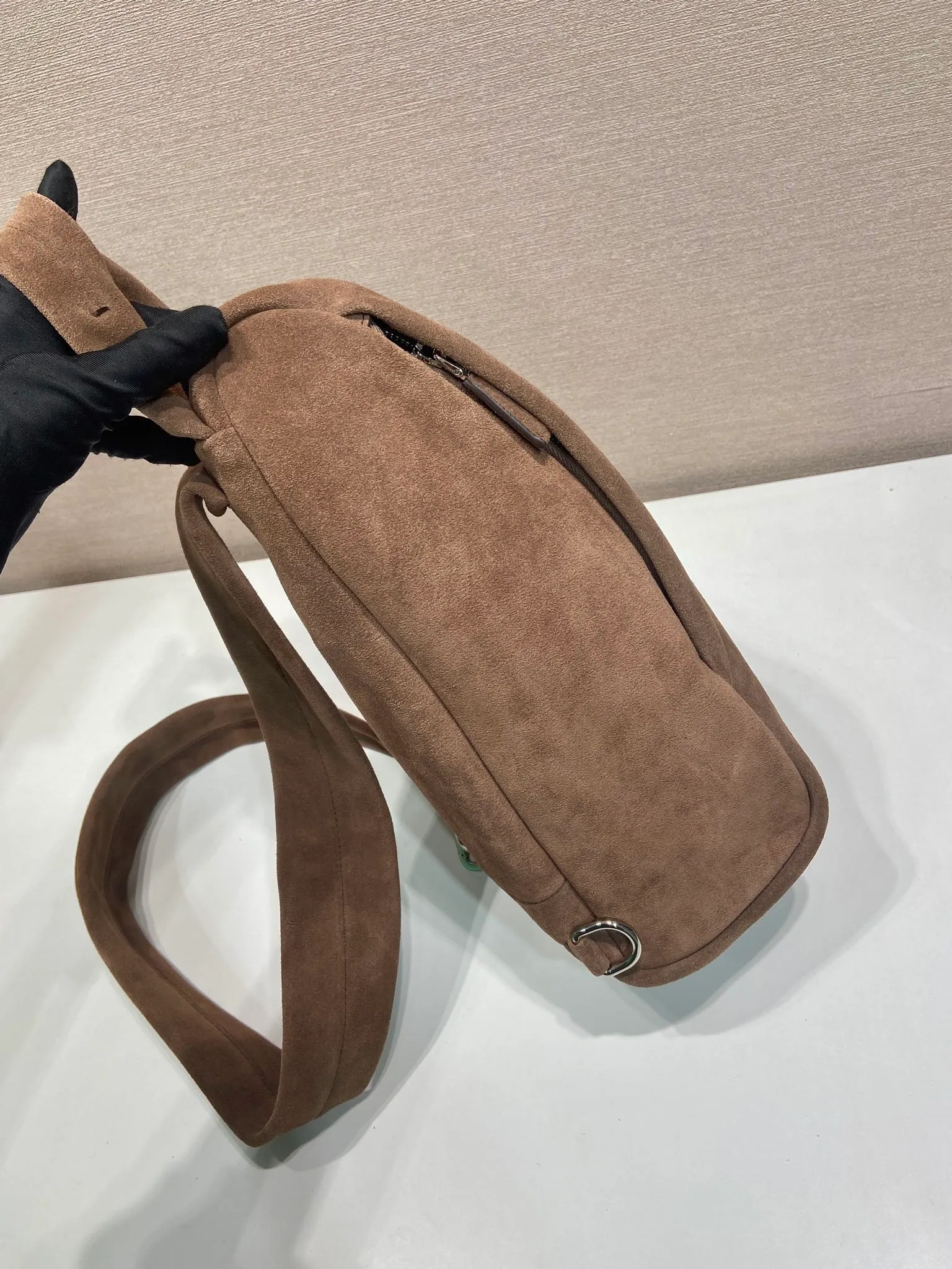 💰1360🎉New chest bag🎉2VZ114 suede leather🎉🎉 This chest bag is designed with craftsmanship and uses soft suede leather to interpret the modernist geometric shape. The interior is made of sheepskin, and the letter logo shows your identity. The one-shoulder version combines sports functionality with contemporary sophistication. Pulls on both sides to open and close, babies, hurry up and get it🎉🎉 Length 18x Height 32x Bottom 11cm🎉🎉🎉💰💰💰