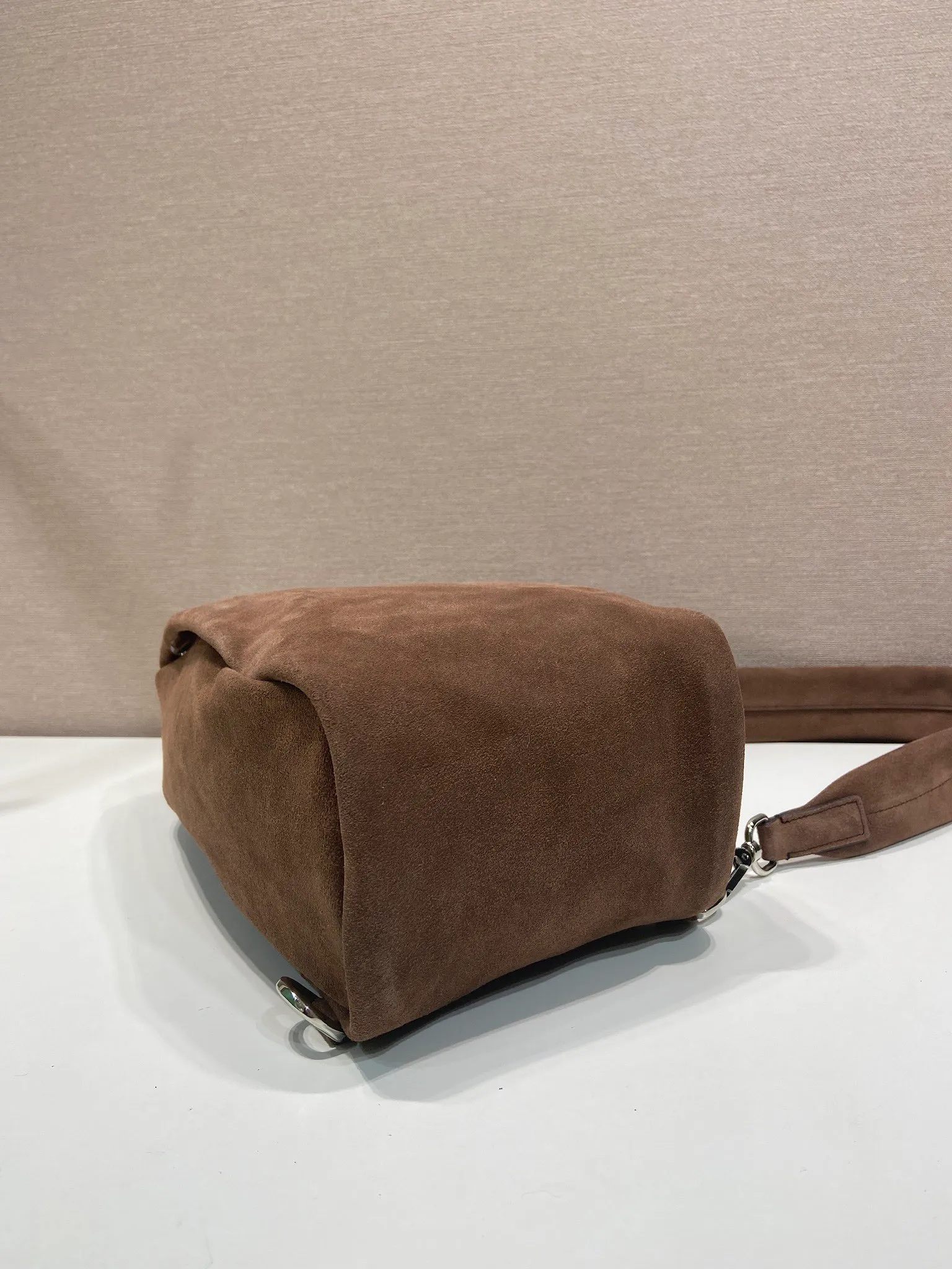 💰1360🎉New chest bag🎉2VZ114 suede leather🎉🎉 This chest bag is designed with craftsmanship and uses soft suede leather to interpret the modernist geometric shape. The interior is made of sheepskin, and the letter logo shows your identity. The one-shoulder version combines sports functionality with contemporary sophistication. Pulls on both sides to open and close, babies, hurry up and get it🎉🎉 Length 18x Height 32x Bottom 11cm🎉🎉🎉💰💰💰