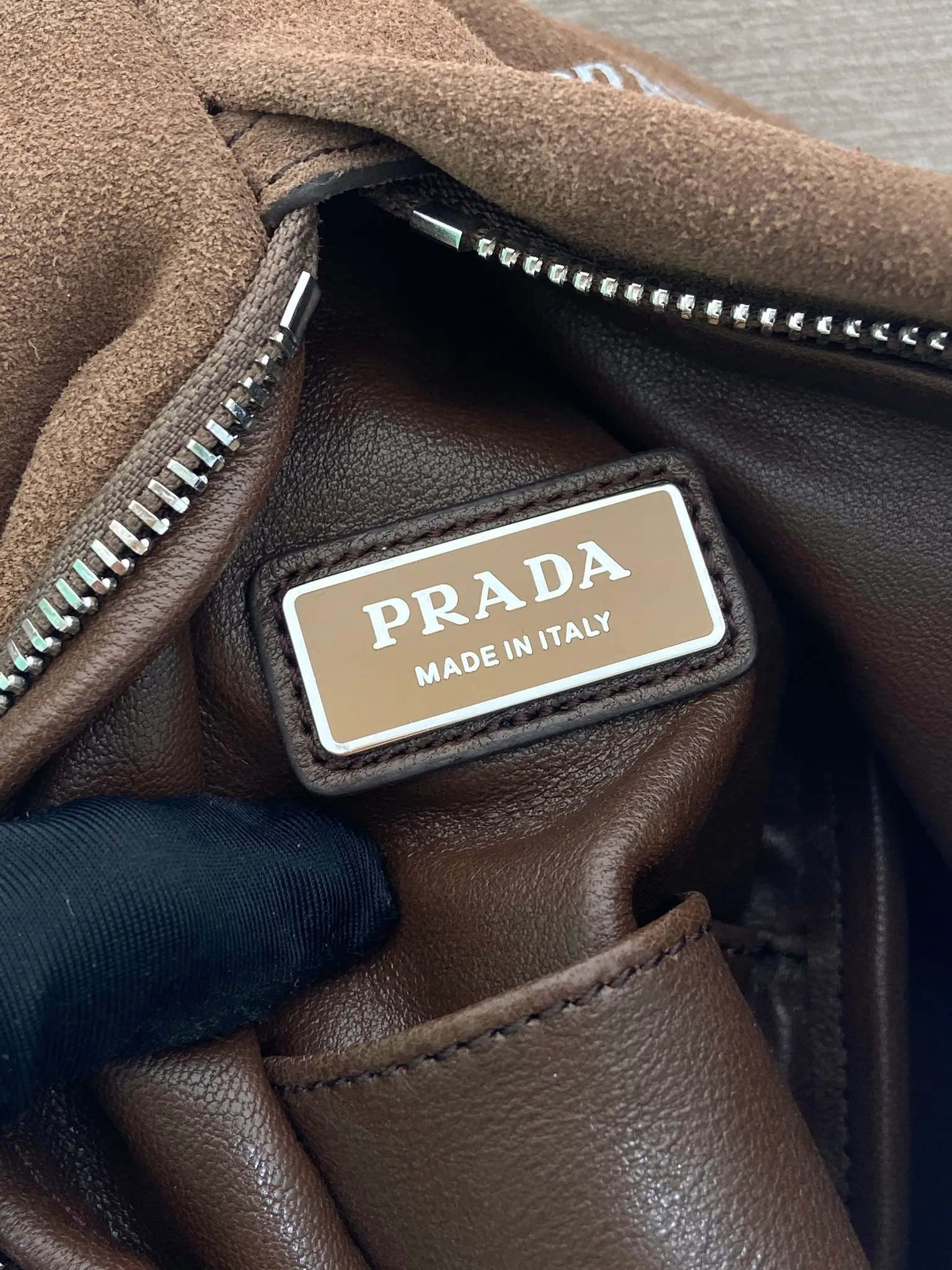 💰1360🎉New chest bag🎉2VZ114 suede leather🎉🎉 This chest bag is designed with craftsmanship and uses soft suede leather to interpret the modernist geometric shape. The interior is made of sheepskin, and the letter logo shows your identity. The one-shoulder version combines sports functionality with contemporary sophistication. Pulls on both sides to open and close, babies, hurry up and get it🎉🎉 Length 18x Height 32x Bottom 11cm🎉🎉🎉💰💰💰