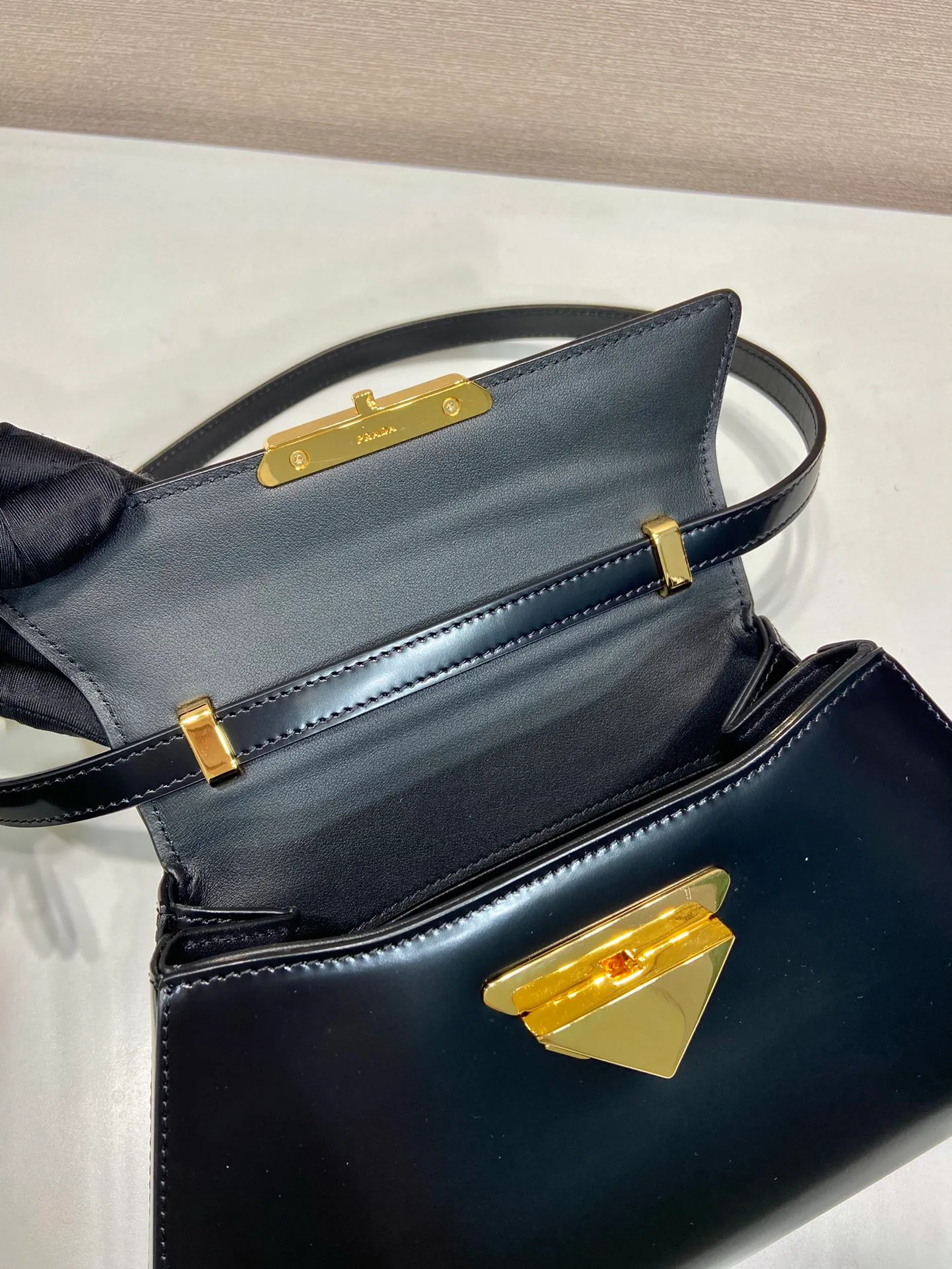 💰1560🎉Catway model🎉1BD343 small size🎉🎉 This catwalk model is made of imported glossy calfskin with sheepskin interior. The trapezoidal design is full of artistic sense. It is equipped with two detachable shoulder straps, long and short. The front panel is equipped with an engraved micro-label lock/flap design. It can be exchanged and matched for different occasions and different clothing. Large capacity space. The upper body effect is great, if you like babies, hurry up and get it🎉🎉 Length 28.5x Height 14x Bottom 7cm🎉🎉🎉👏👏👏