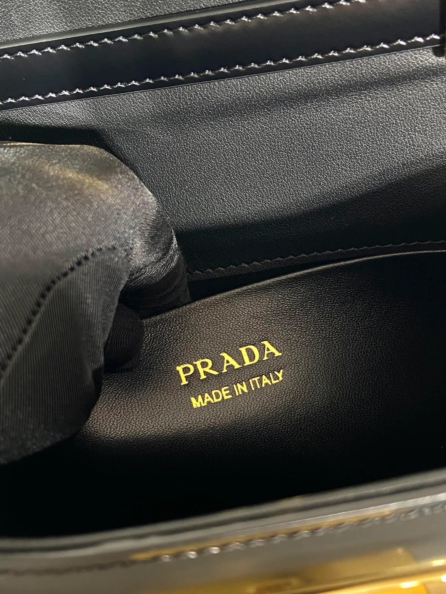 💰1560🎉Catway model🎉1BD343 small size🎉🎉 This catwalk model is made of imported glossy calfskin with sheepskin interior. The trapezoidal design is full of artistic sense. It is equipped with two detachable shoulder straps, long and short. The front panel is equipped with an engraved micro-label lock/flap design. It can be exchanged and matched for different occasions and different clothing. Large capacity space. The upper body effect is great, if you like babies, hurry up and get it🎉🎉 Length 28.5x Height 14x Bottom 7cm🎉🎉🎉👏👏👏