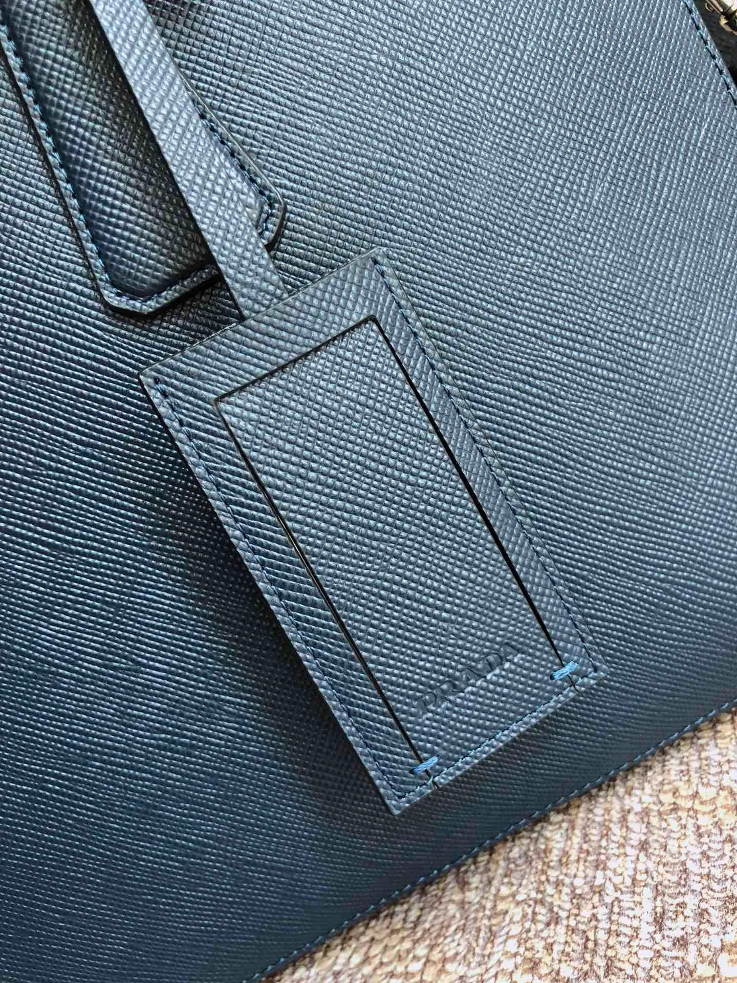 💰2040🎊Exclusive first launch🎊, new model 🆕2VE008B has arrived👏🏻👏🏻, black, top-grade original product, using imported thick cross Textured cowhide, top brushed hardware 👍👍Simple and elegant, worthy of men💼💼, size 40cm×29cm×6cm, 💪💪💪