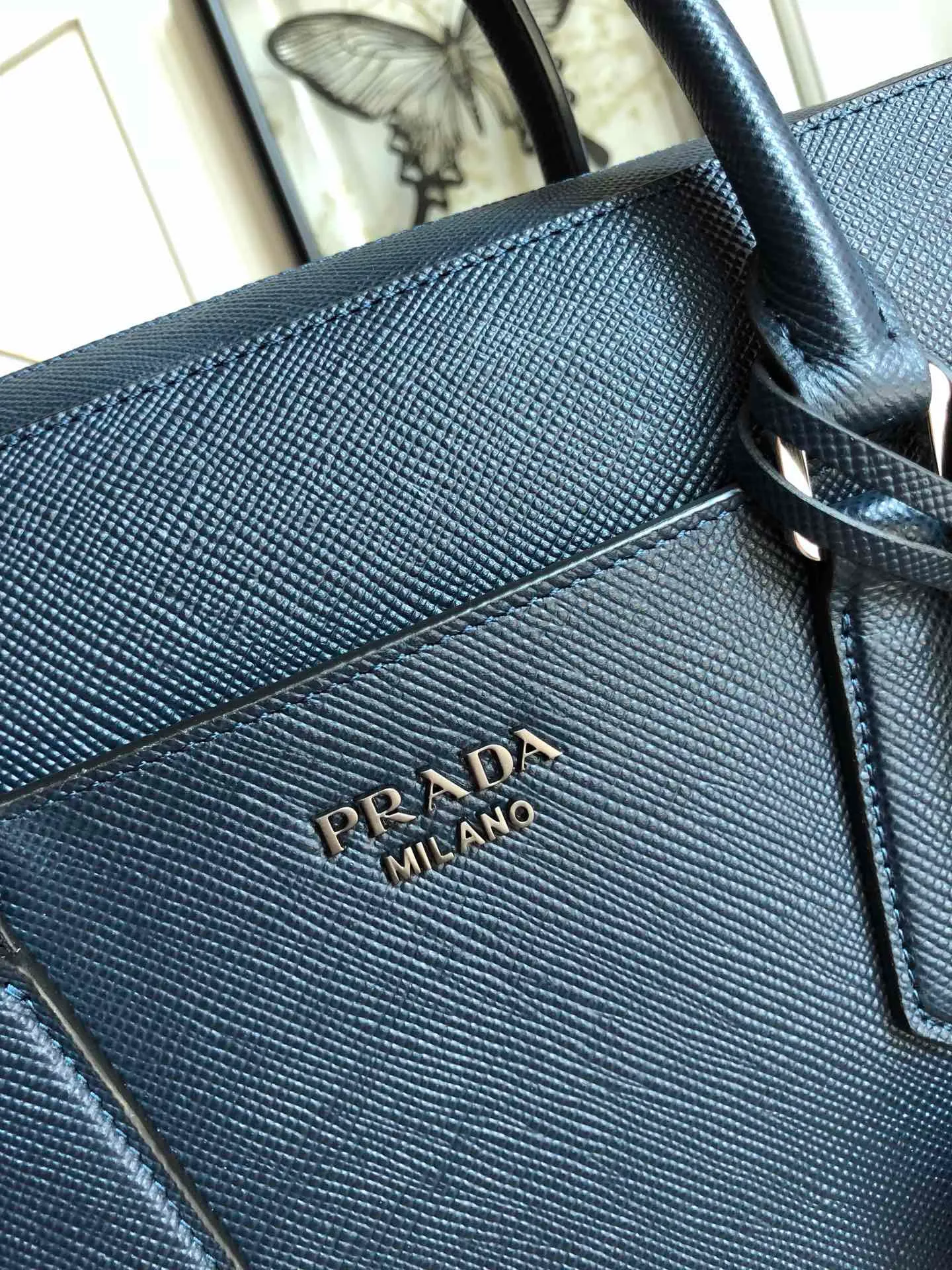 💰2040🎊Exclusive first launch🎊, new model 🆕2VE008B has arrived👏🏻👏🏻, black, top-grade original product, using imported thick cross Textured cowhide, top brushed hardware 👍👍Simple and elegant, worthy of men💼💼, size 40cm×29cm×6cm, 💪💪💪
