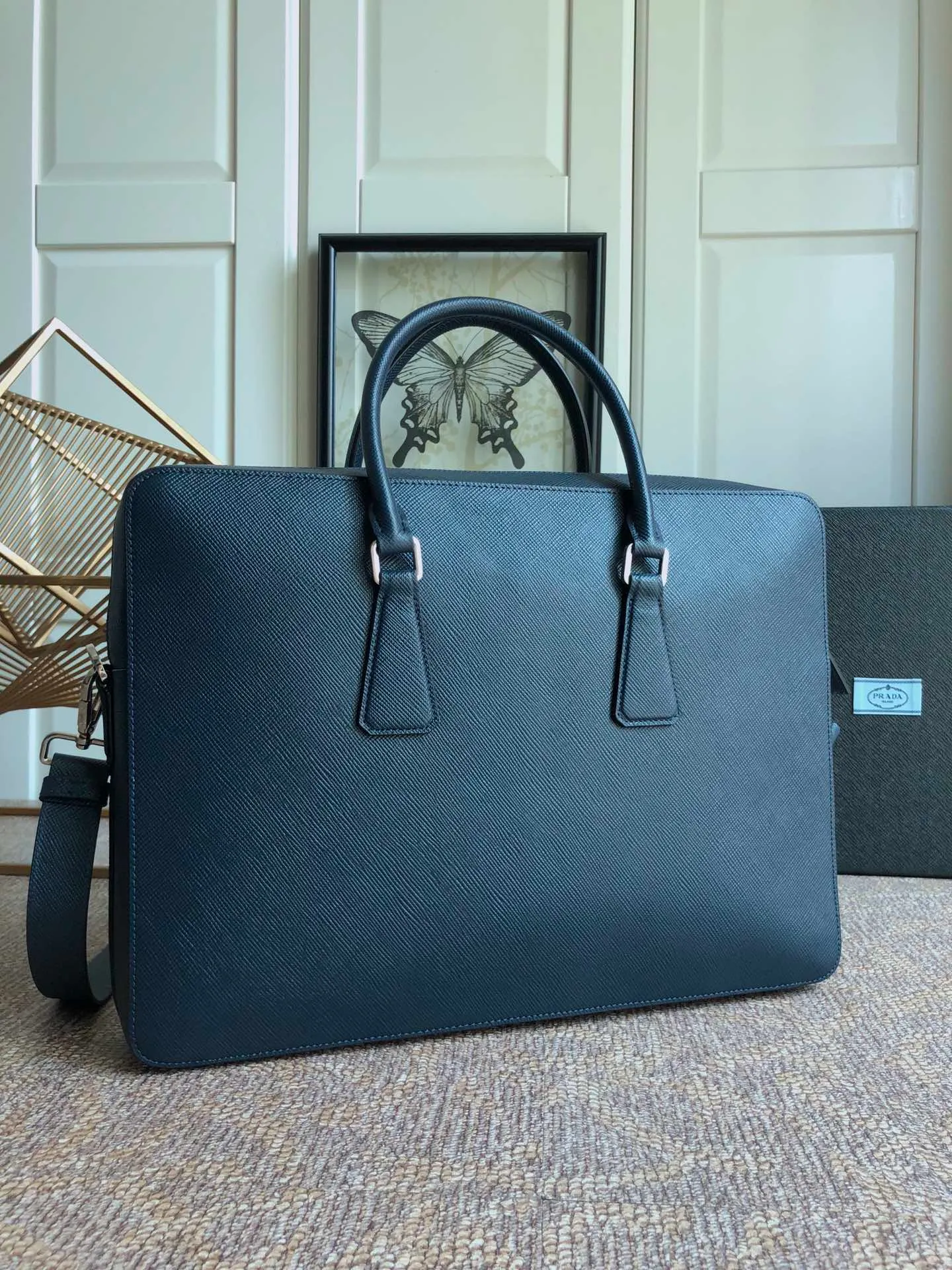 💰2040🎊Exclusive first launch🎊, new model 🆕2VE008B has arrived👏🏻👏🏻, black, top-grade original product, using imported thick cross Textured cowhide, top brushed hardware 👍👍Simple and elegant, worthy of men💼💼, size 40cm×29cm×6cm, 💪💪💪