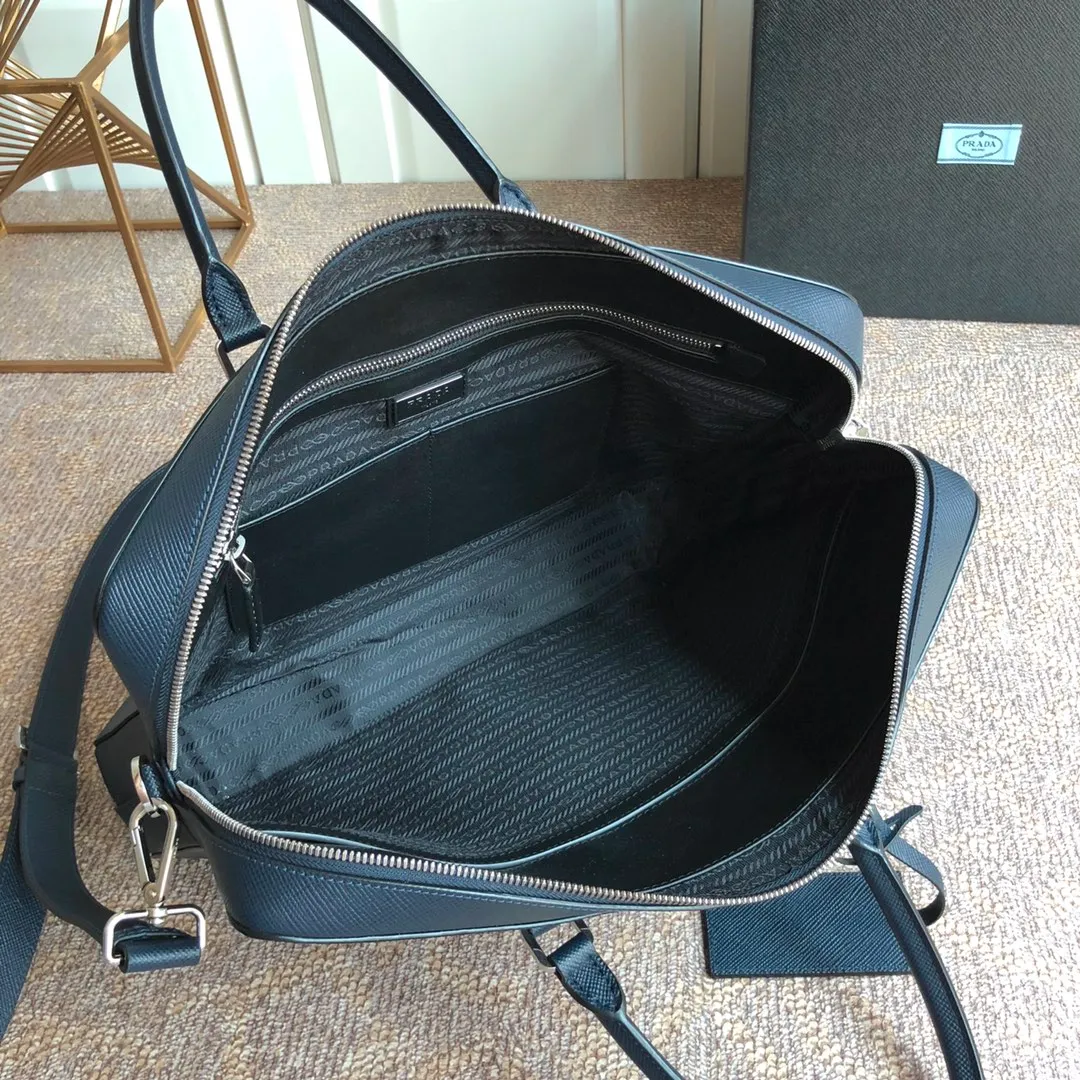 💰2040🎊Exclusive first launch🎊, new model 🆕2VE008B has arrived👏🏻👏🏻, black, top-grade original product, using imported thick cross Textured cowhide, top brushed hardware 👍👍Simple and elegant, worthy of men💼💼, size 40cm×29cm×6cm, 💪💪💪