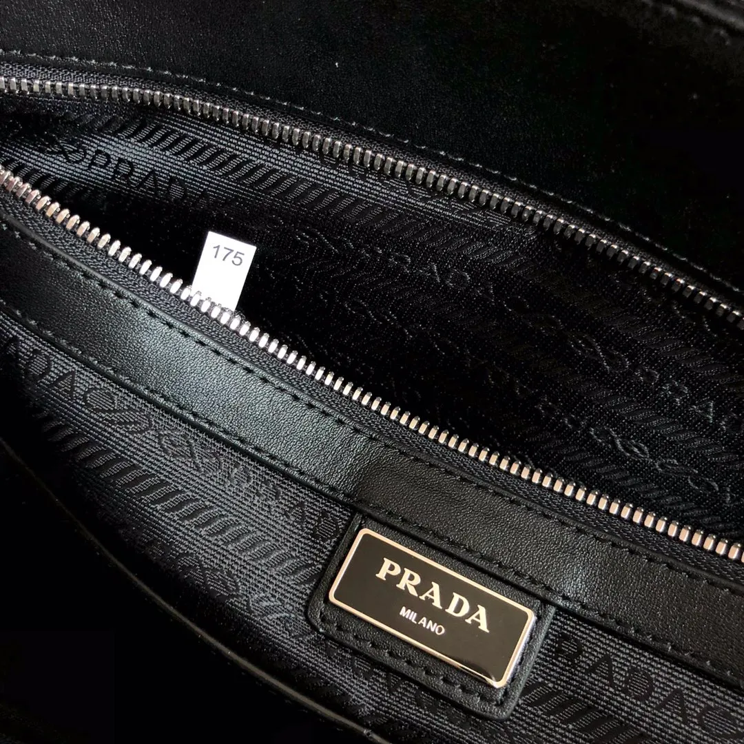 💰2040🎊Exclusive first launch🎊, new model 🆕2VE008B has arrived👏🏻👏🏻, black, top-grade original product, using imported thick cross Textured cowhide, top brushed hardware 👍👍Simple and elegant, worthy of men💼💼, size 40cm×29cm×6cm, 💪💪💪