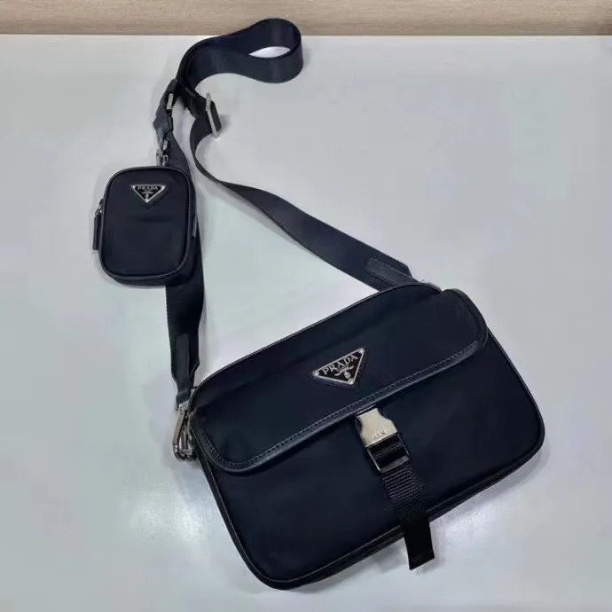 p600¥🎉New messenger bag🎉2VH133B🎉🎉This crossbody bag is made of imported nylon fabric, top-grade hardware🎉🎉Detachable and adjustable nylon strap and leather shoulder strap, with detachable pouch, flip cover coated with enamel gold It has a triangular logo zipper closure, external pockets, a flap and side opening buttons, and a recycled nylon lining. It is lightweight and practical, and it is a popular style that will never go out of style🎉🎉Worth owning🎉🎉Length 22x Height 16x Bottom 5cm